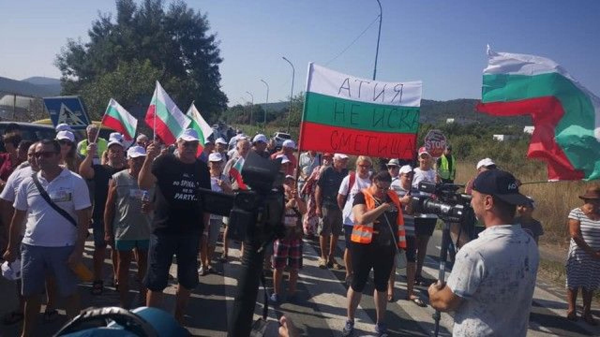Жителите на созополското село Атия обявиха мирен протест и затвориха