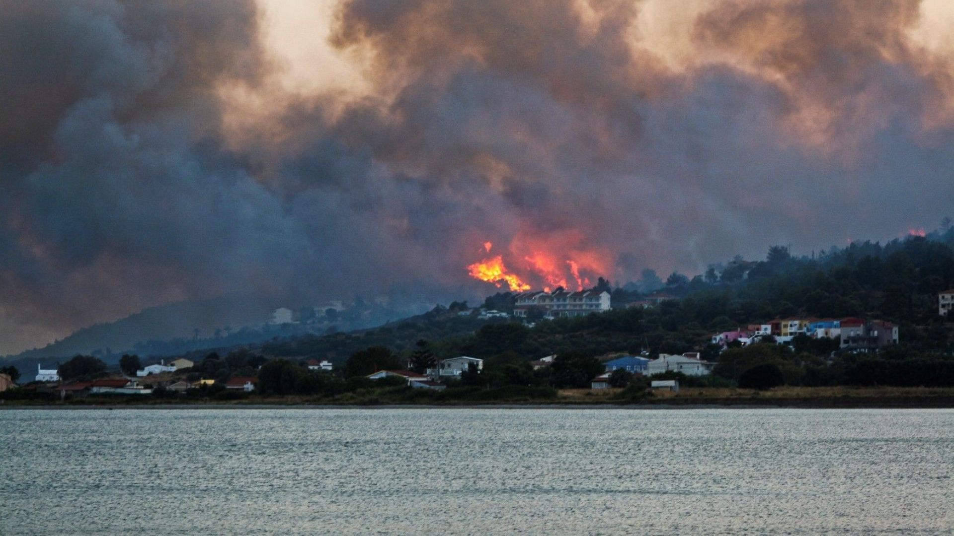 Десетки пожари избухнаха през почивните дни в Гърция причинявайки силно
