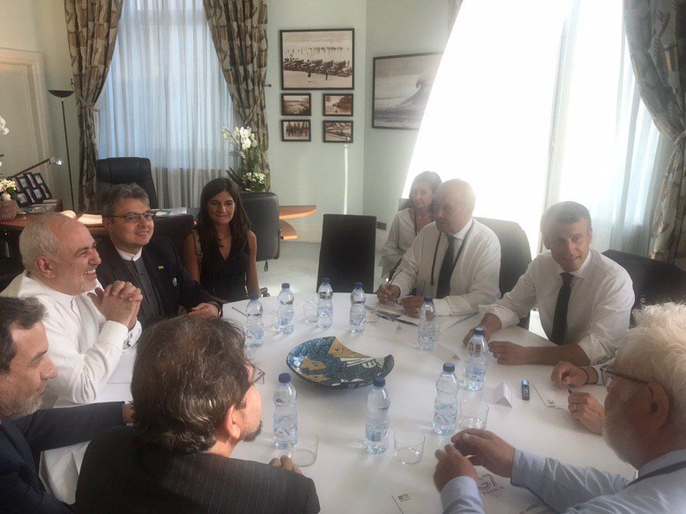 Кадър от 30-минутната среща на Мохамад Джавад Зариф с екипа на Еманюел Макрон