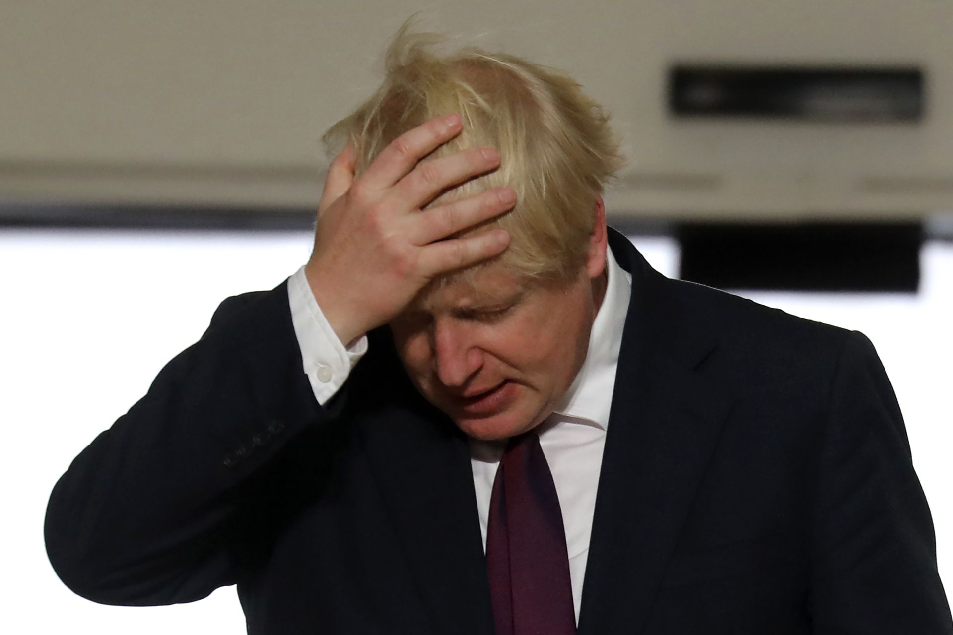 На британския премиер не му е лесно заради трудностите около сделката за Брекзит