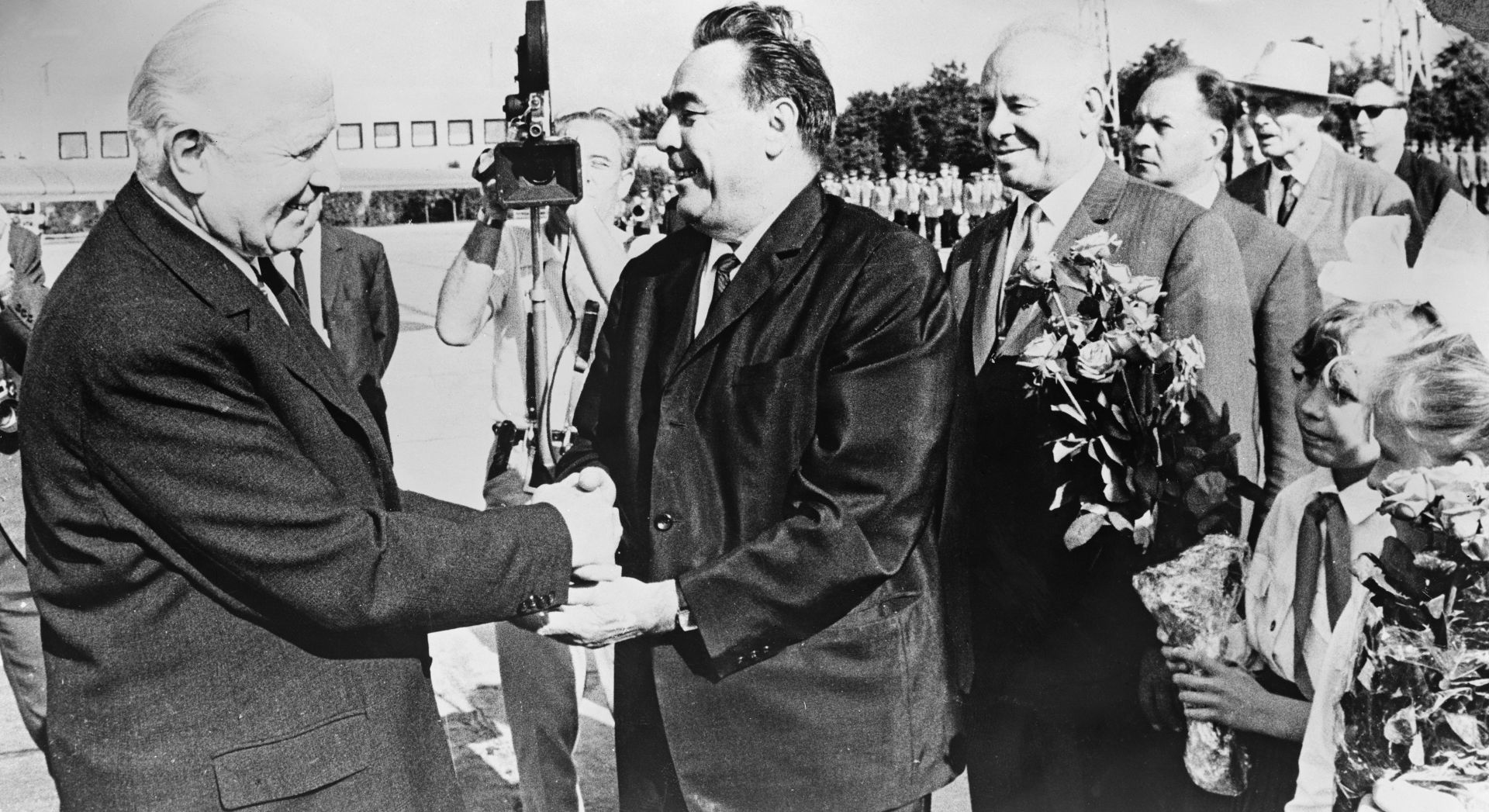29 август 1968 г. Президентът на Чехословакия Лудвик Свобода (вляво) приема поздравления от съветския лидер Леонид Брежнев след потушаването на Пражката пролет.