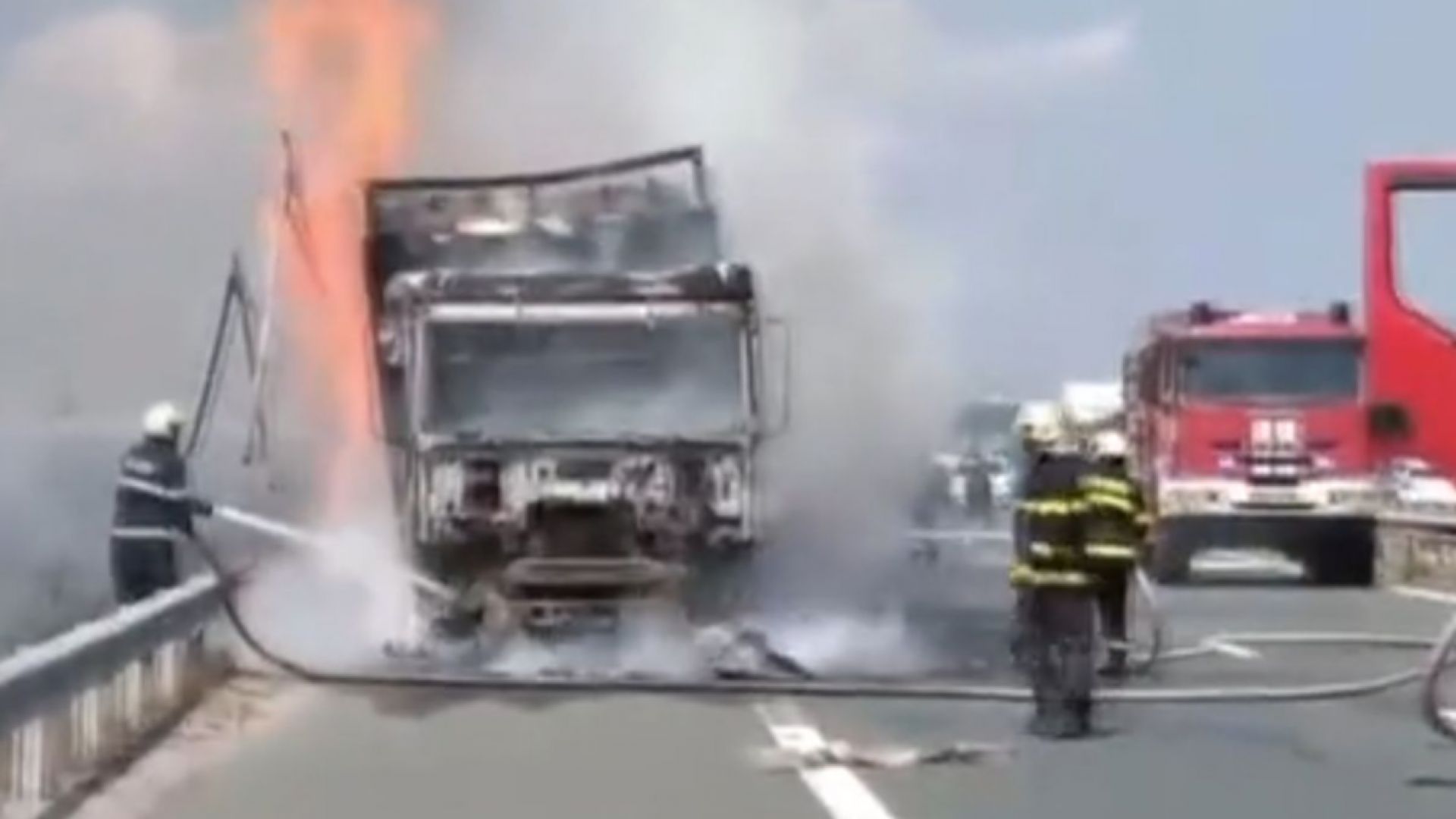 Камион се запали и изгоря на 36 км на АМ