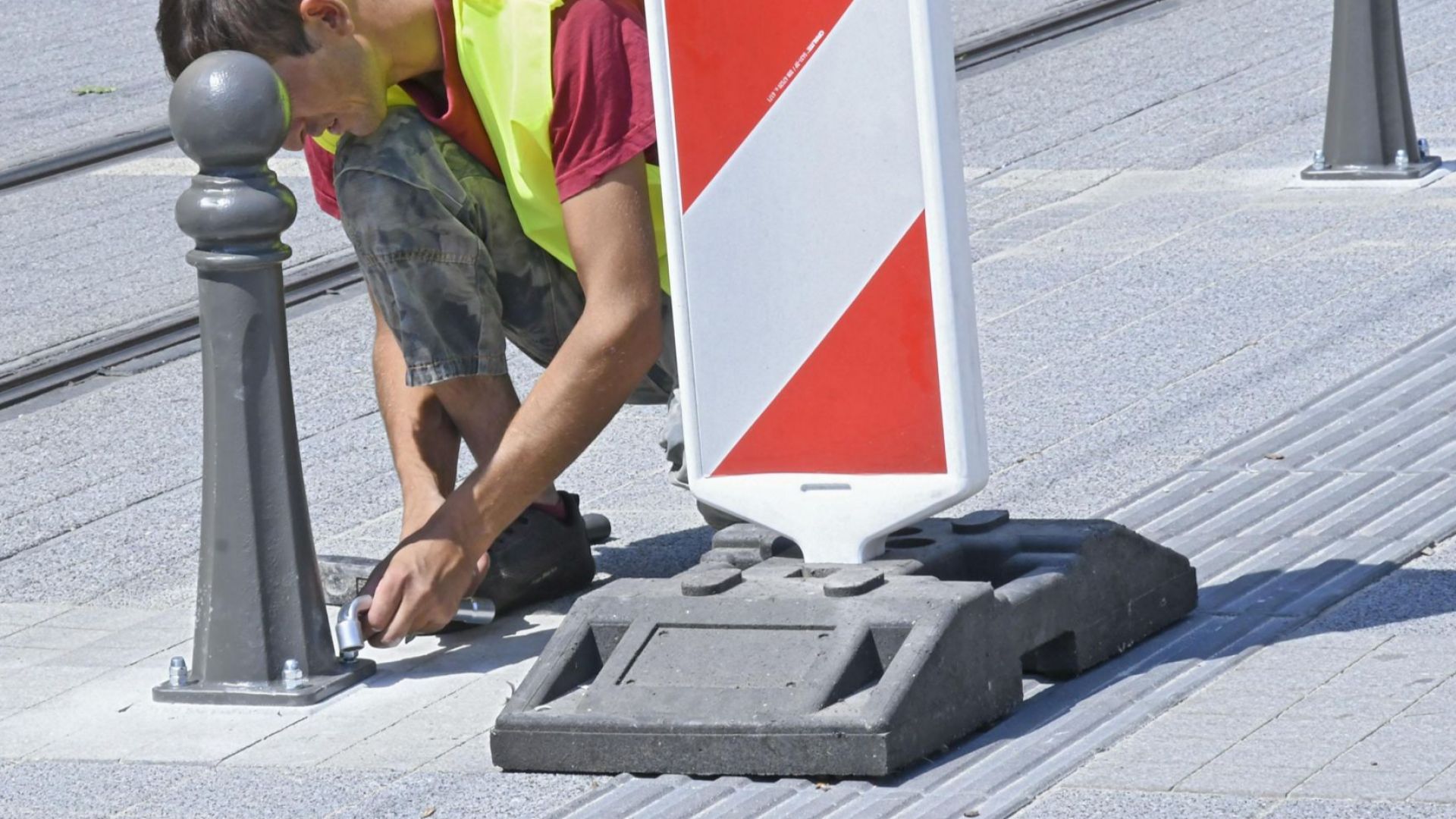 От днес започна монтажът новите ограничителни колчета по столичната улица