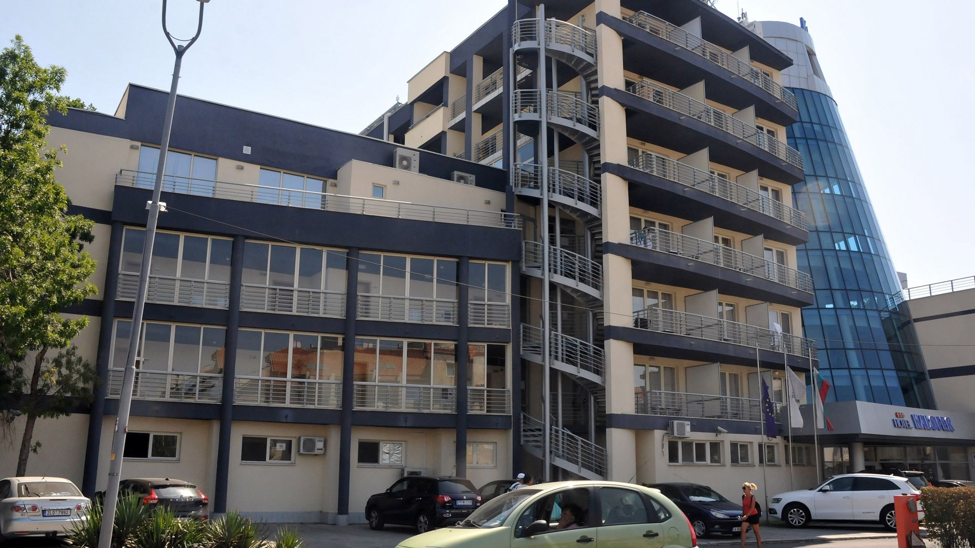 Инспектори от Министерството на туризма здравна инспекция в Бургас и