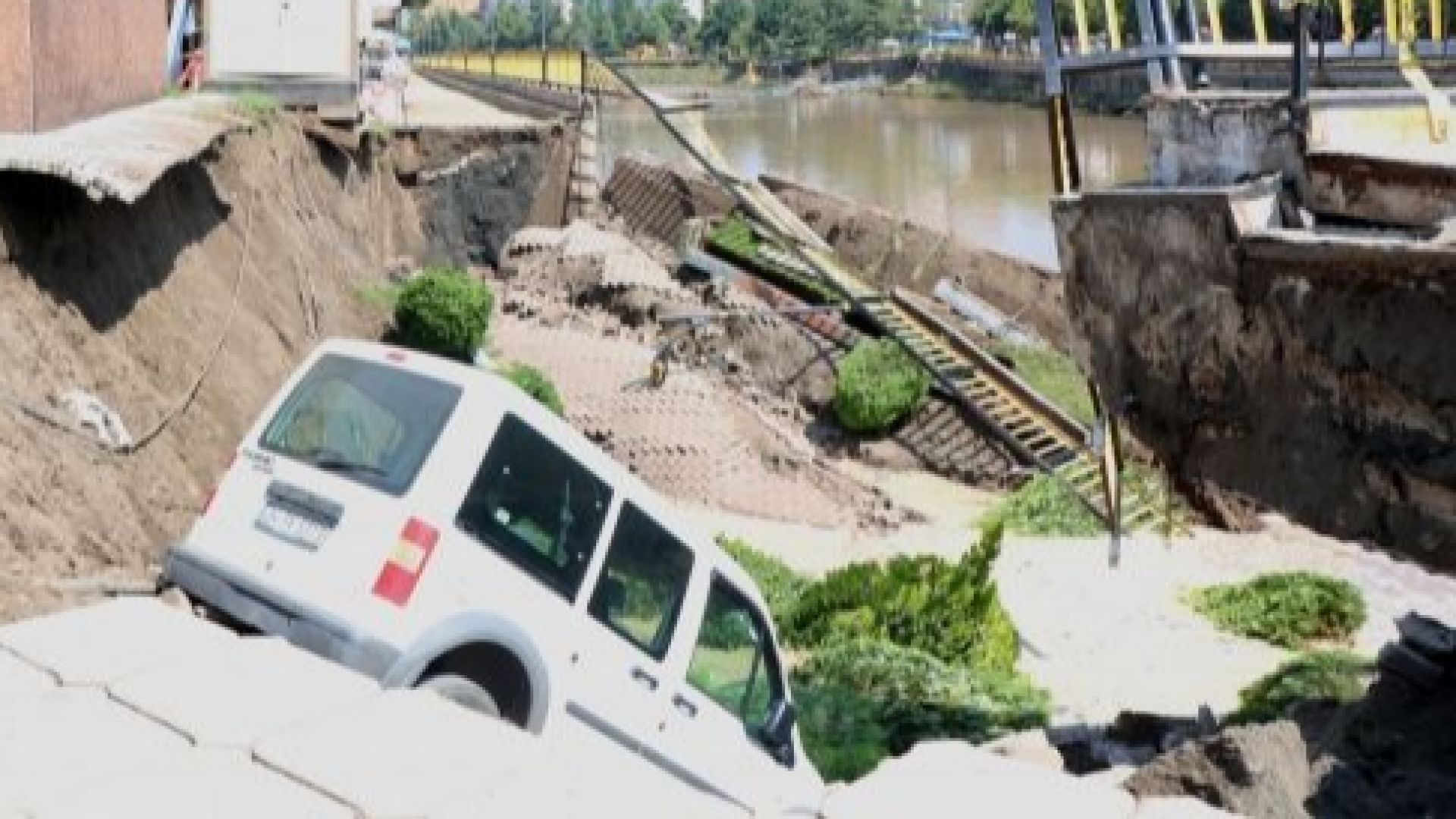 Двама души пострадаха при срутването на мост в турския черноморски