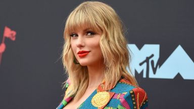 Тейлър Суифт се оплака, че не ѝ разрешават да пее старите си хитове