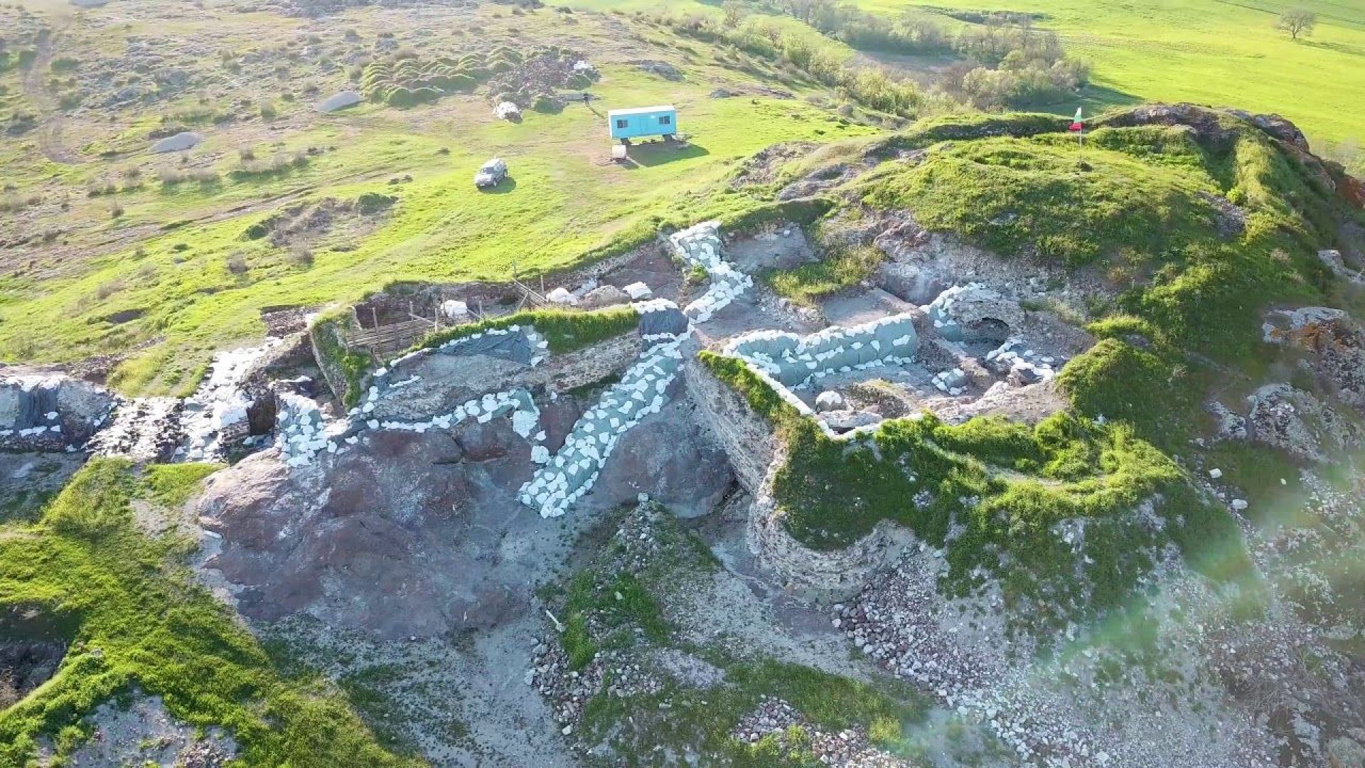 Археолози проучващи средновековната крепост Русокастро край Дебелт са разкрили кула