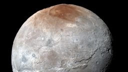 Защо луната на Плутон има червен северен полюс