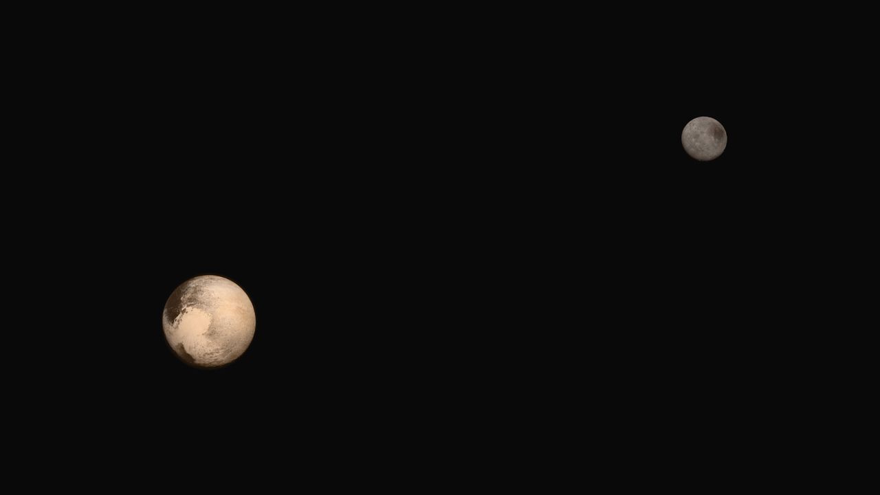 Плутон и Харон с реалното разстояние между тях