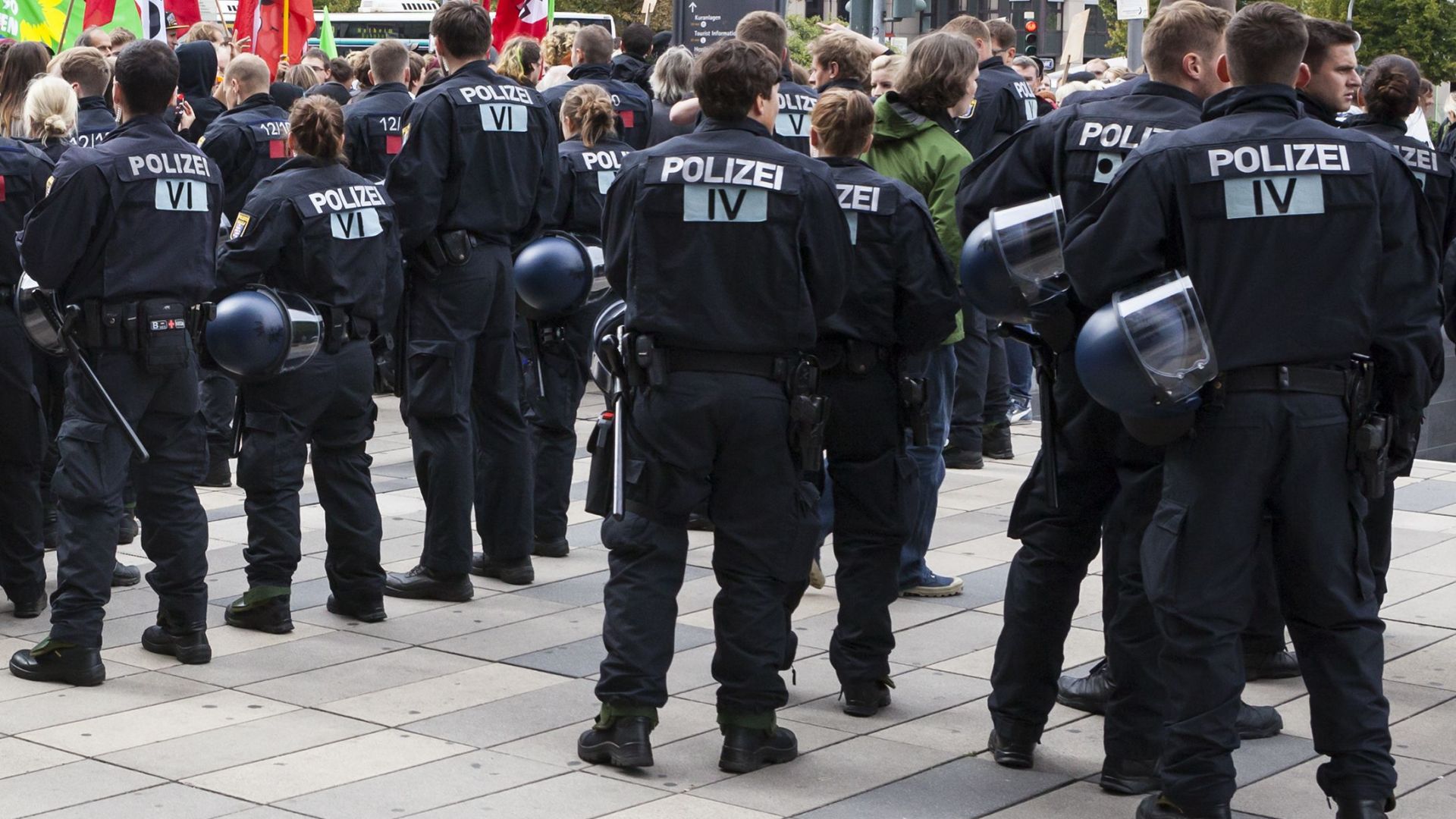 Заради проблемите с новозаселилите се стотици хора от България и