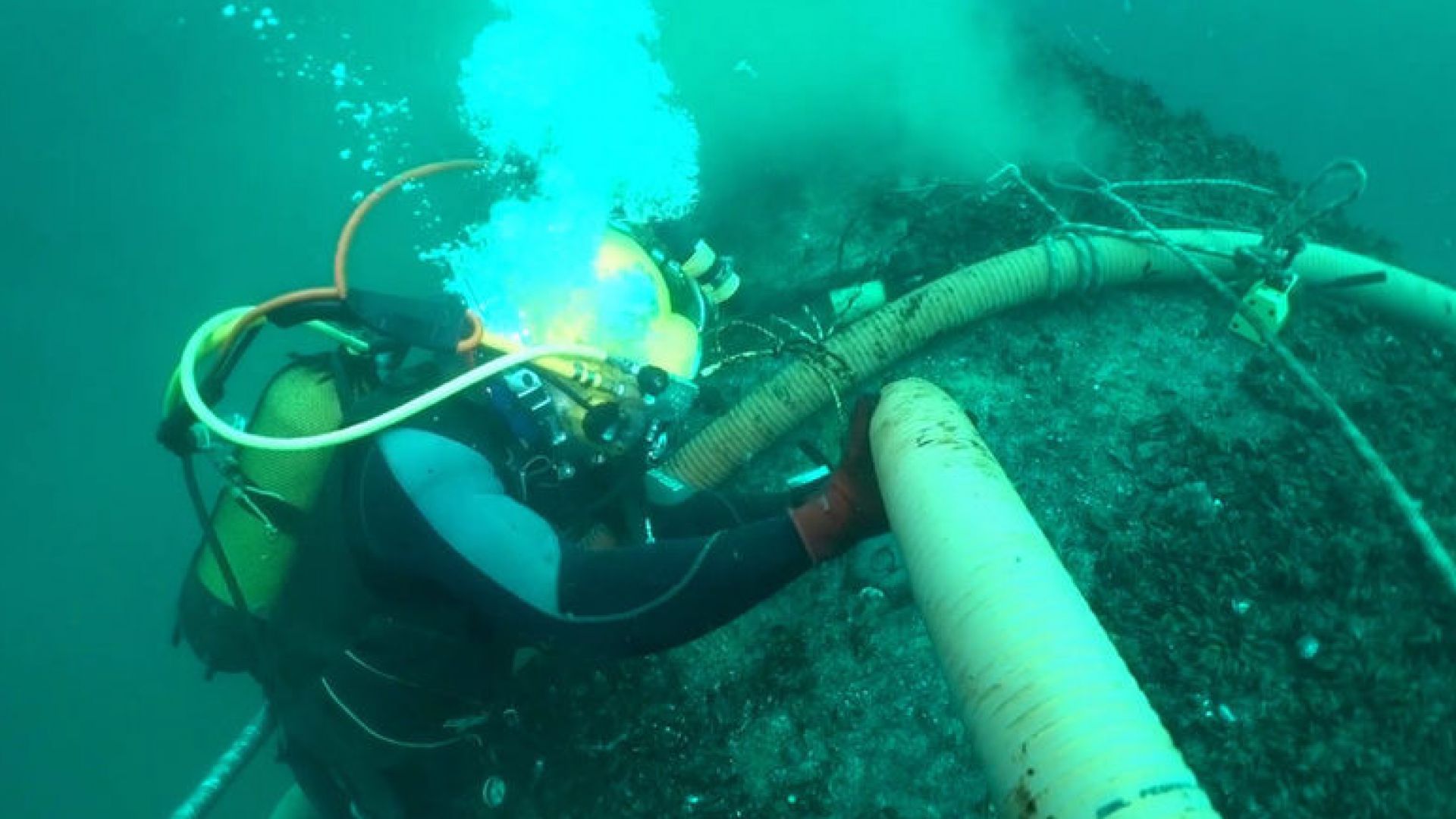 До няколко дни ще започне изпомпването на останалия мазут в