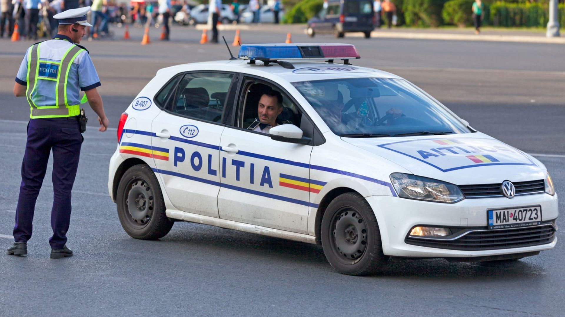 Румънски шофьор е арестуван след като качил в микробуса си
