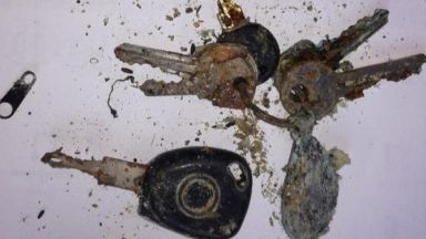 МВР публикува снимка на ключовете на колата на убитите край Негован