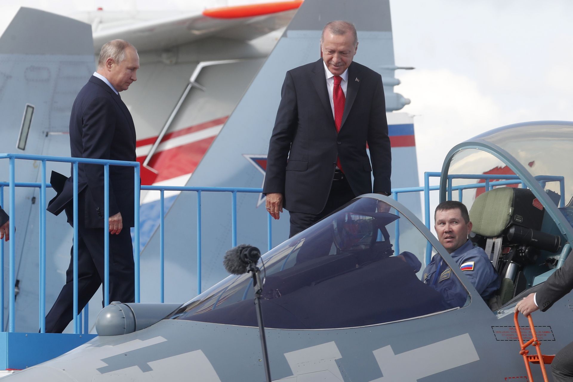 Реджеп Ердоган и Владимир Путин се качиха в пилотската кабина на най-новия руски изтребител пето поколение Су-57