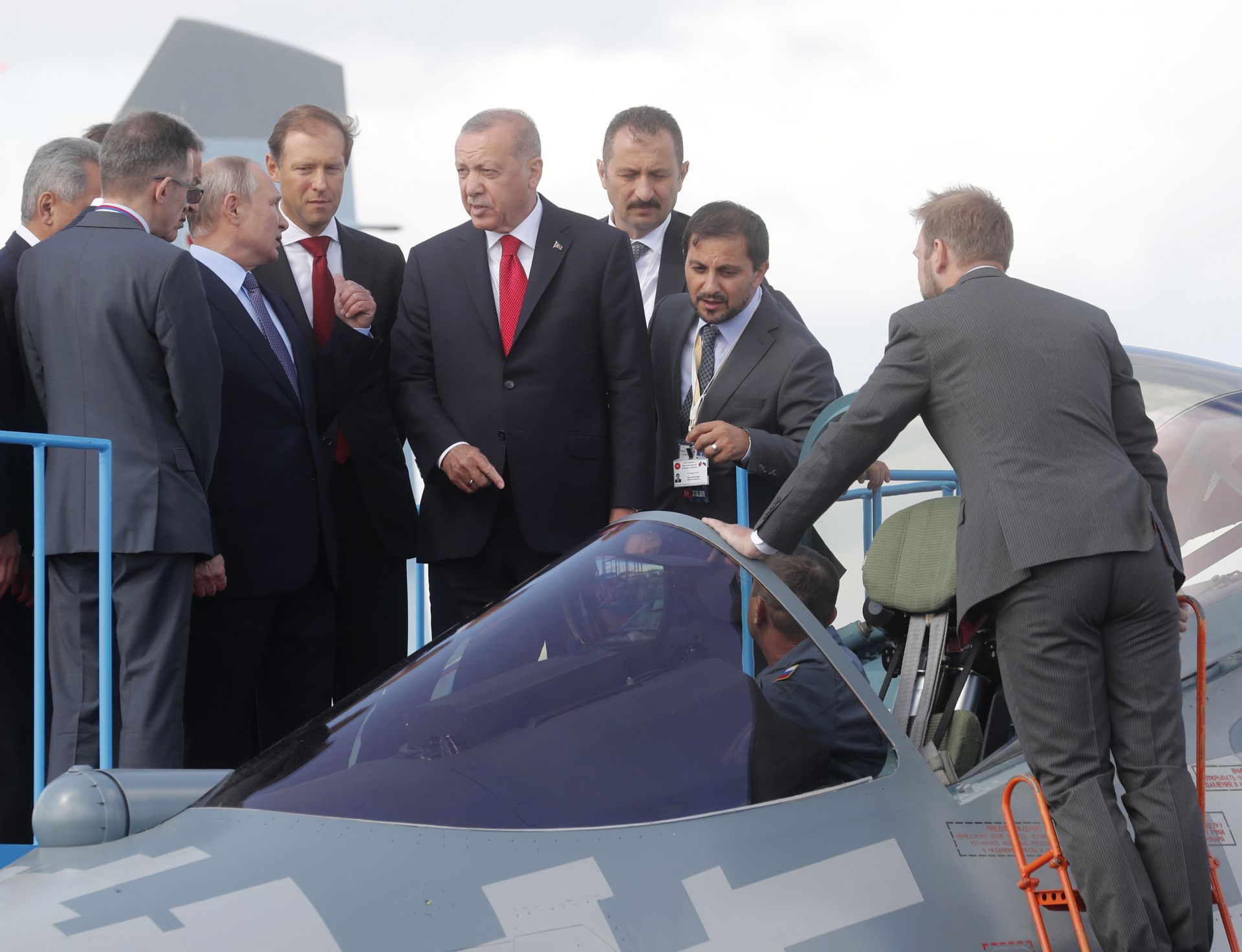Владимир Путин качи Реджеп Ердоган  в пилотската кабина на най-новия руски изтребител пето поколение - Су-57 