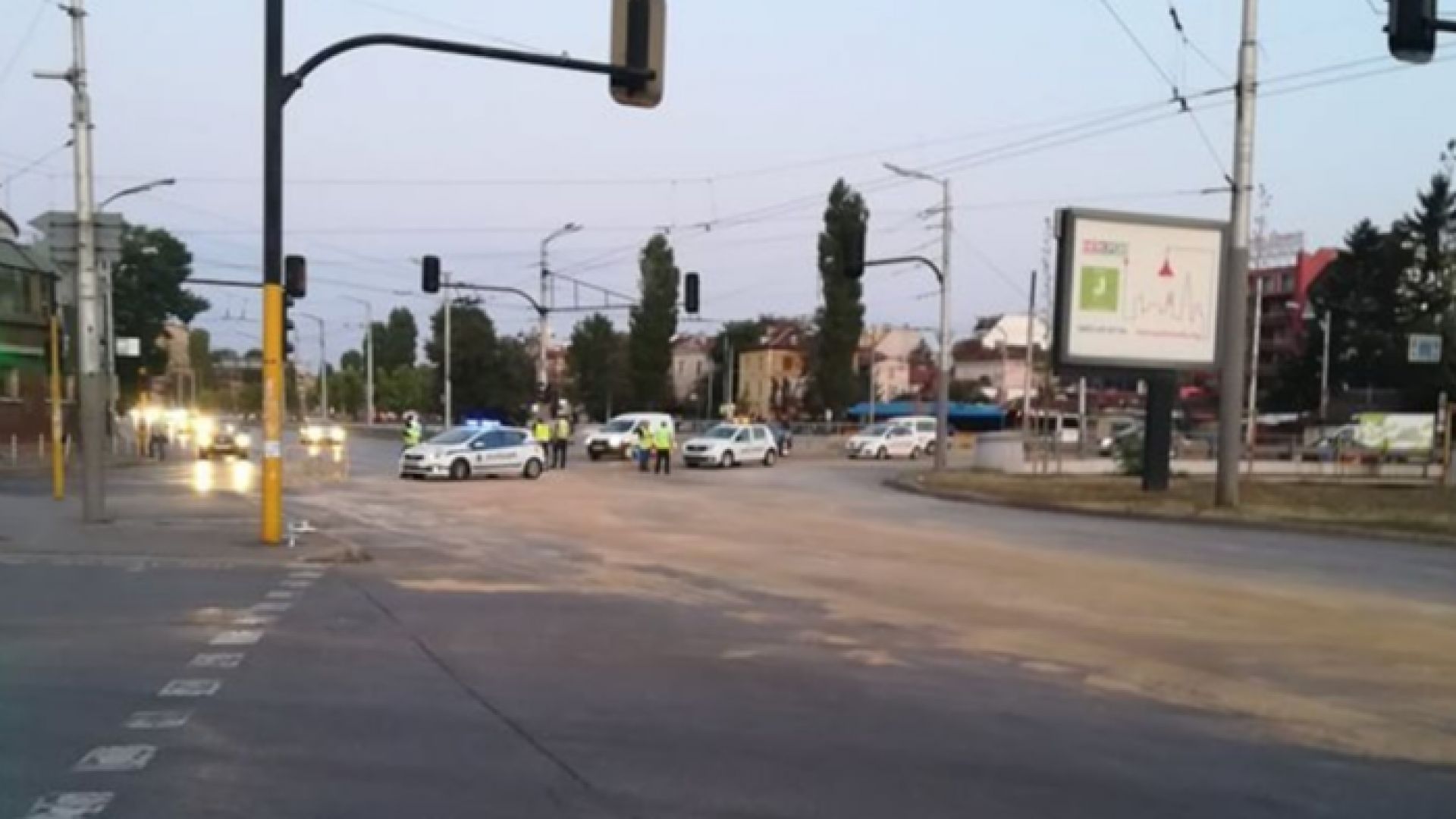 Камион е разлял масло по няколко централни улици в София