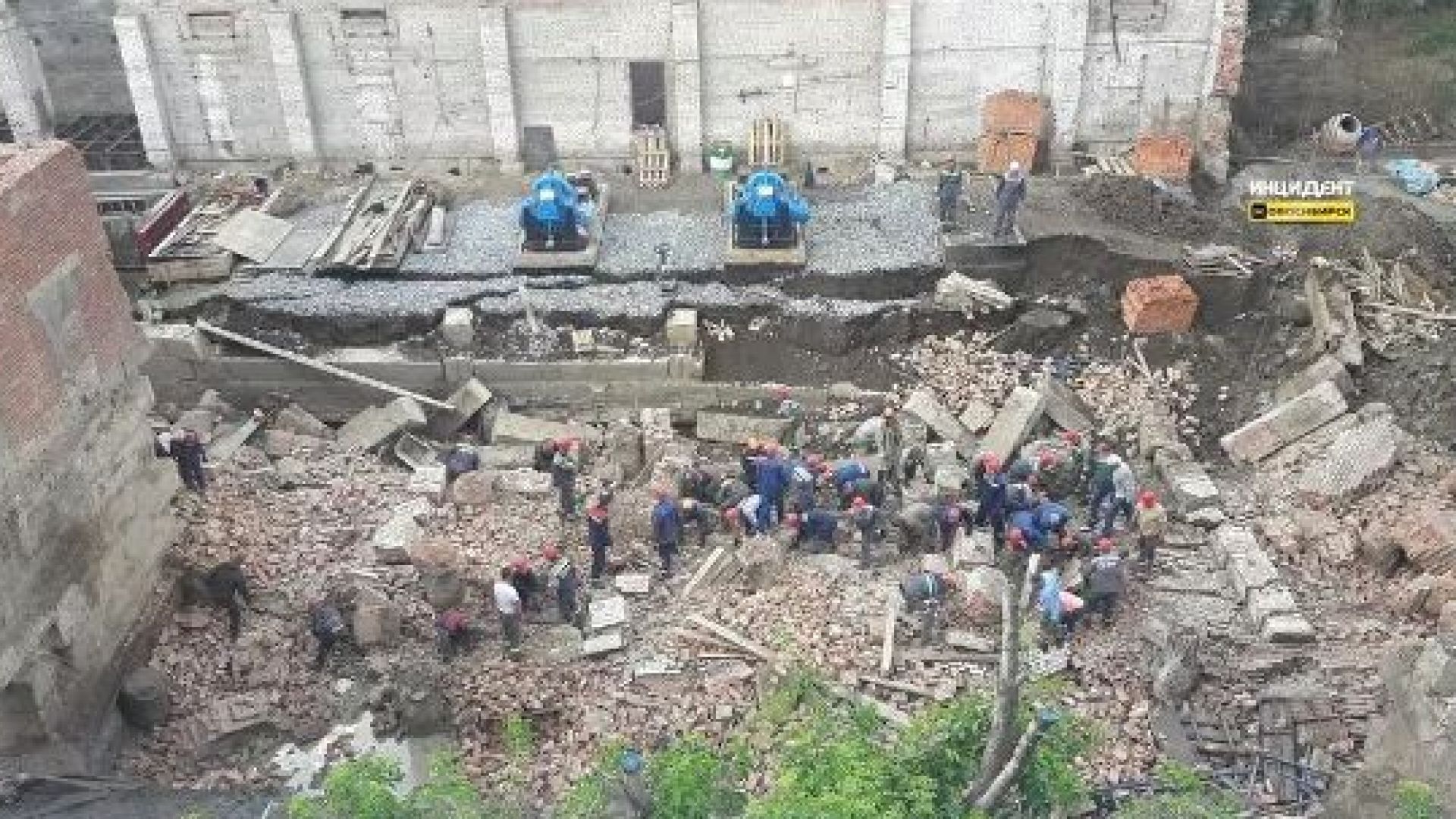 Най малко двама души са загинали при срутване на стена от