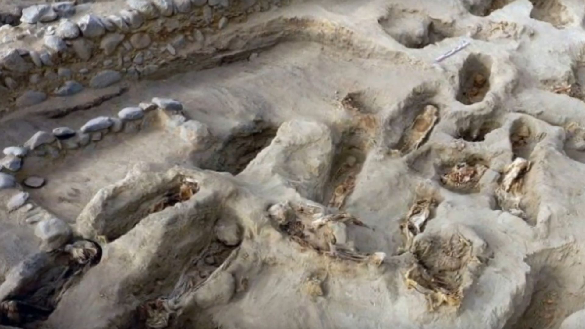 Археолози са открили в Перу телата на 227 деца пожертвани