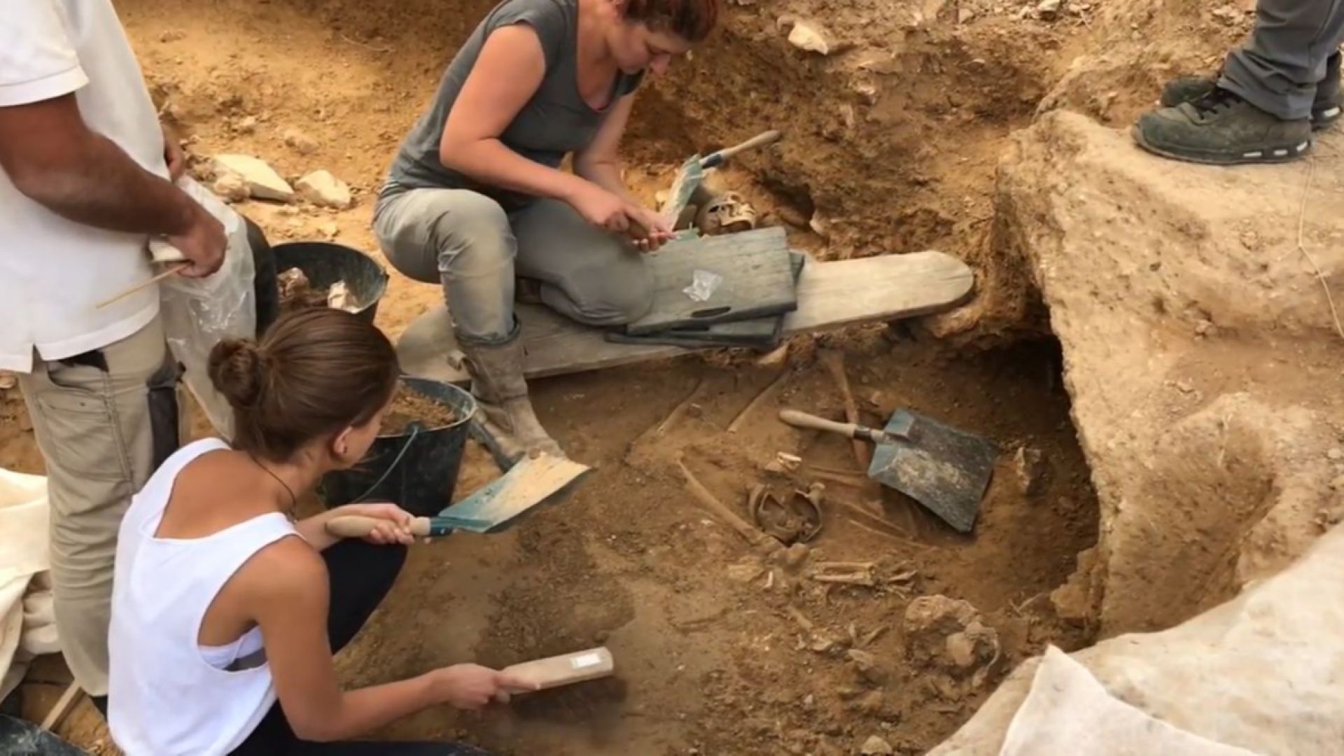 Десетки гробове на бебета и фетуси от началото на новата