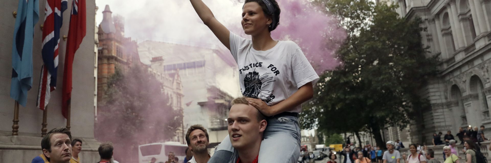 Над 1 млн. подписа срещу решението на Джонсън да спре работата на парламента 