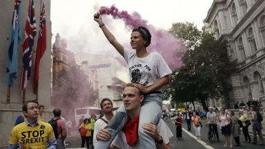 Над 1 млн. подписа срещу решението на Джонсън да спре работата на парламента 