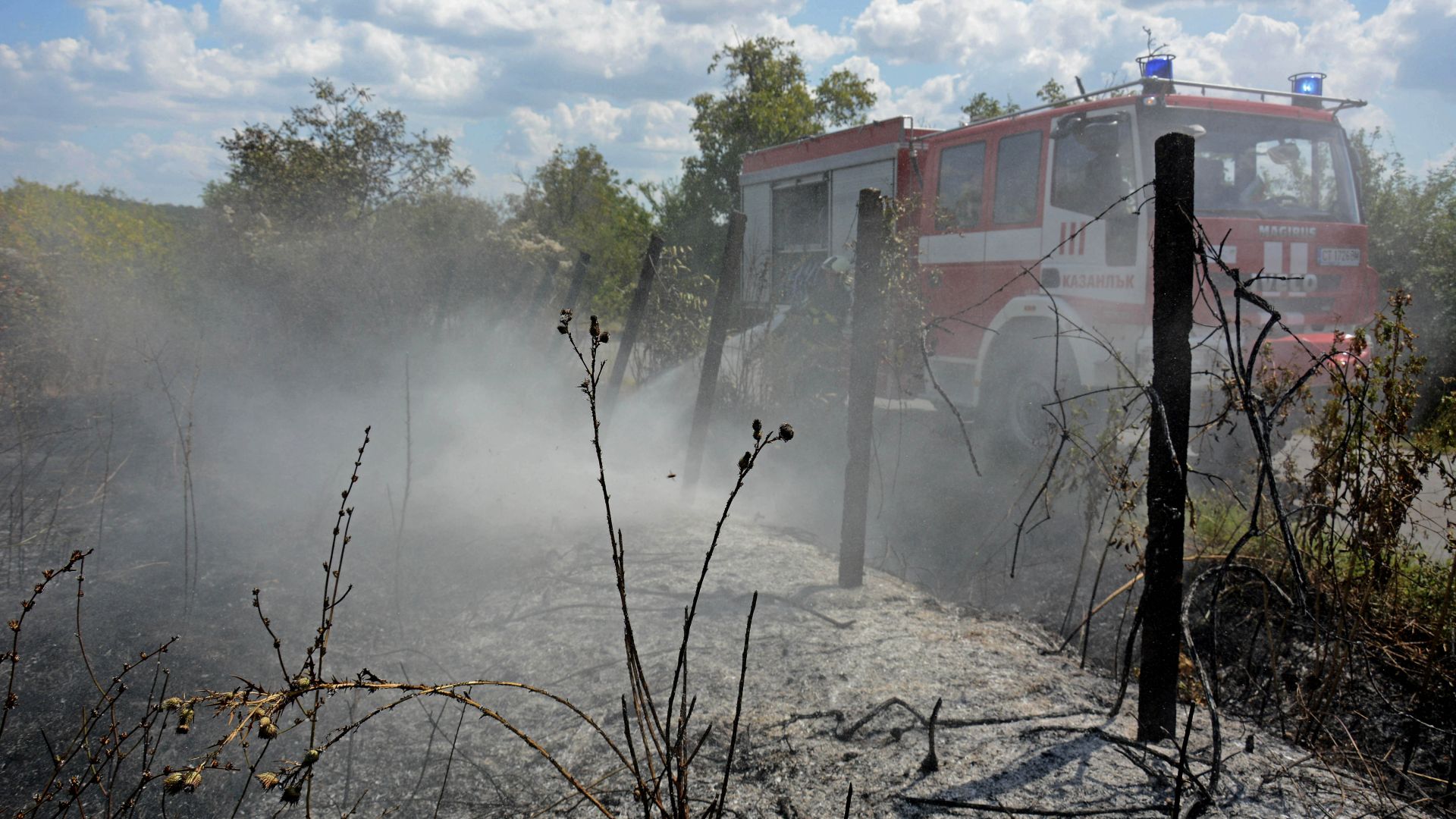 Цяла нощ пожарникари и горски служители следиха обстановката около голям