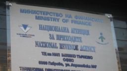Глобиха НАП с 55 000 лeва – запорирала сметки на жена за чужд дълг