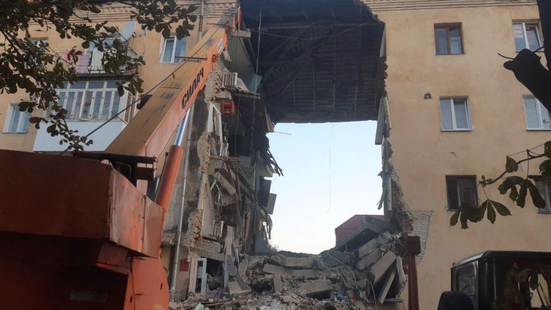 Осем души са загинали при срутване на жилищен блок в