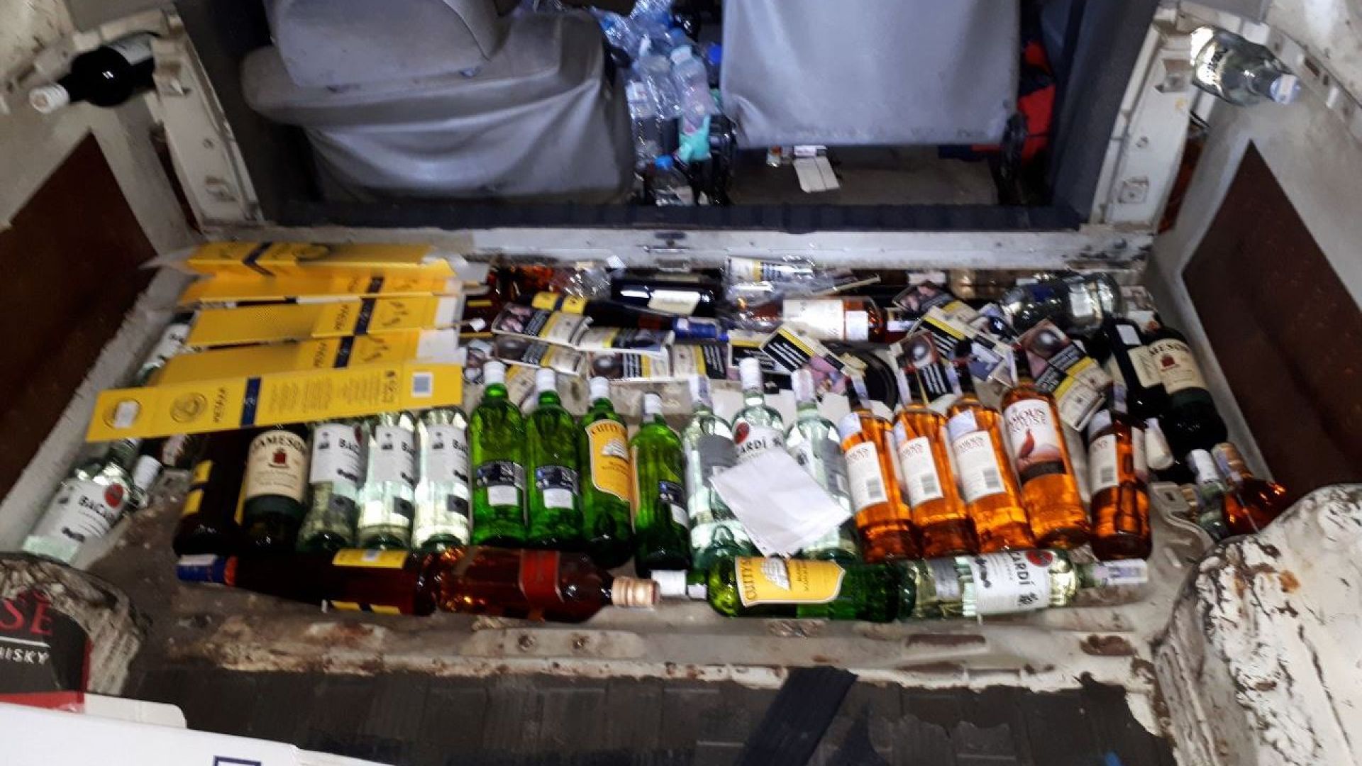 Митничарите на ГКПП Кулата задържаха контрабанден алкохол скрит в двойното