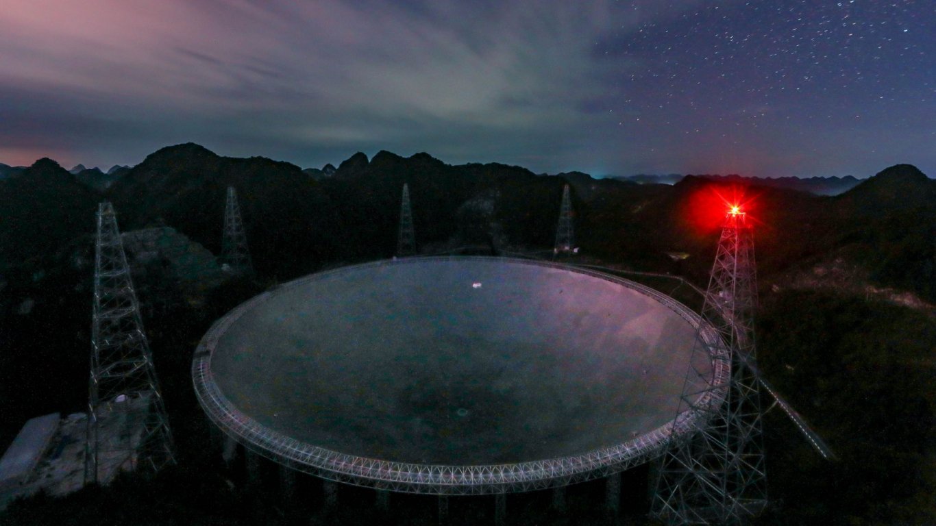 Нов китайски телескоп може да засече извънземни, преди да ни атакуват