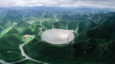Китайският телескоп FAST откри за първи път сцинтилационна дъга в бързо радиоизбухване