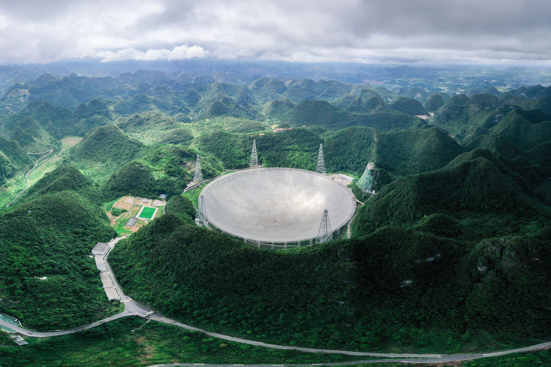 Радиотелескопът FAST в Китай е най-големият подобен уред на Земята