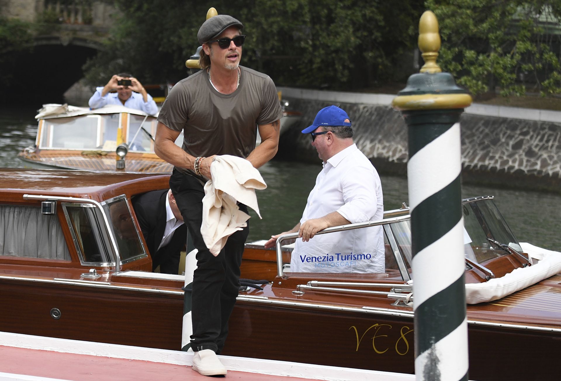 Брад Пит пристига на кинофестивала във Венеция с яхта