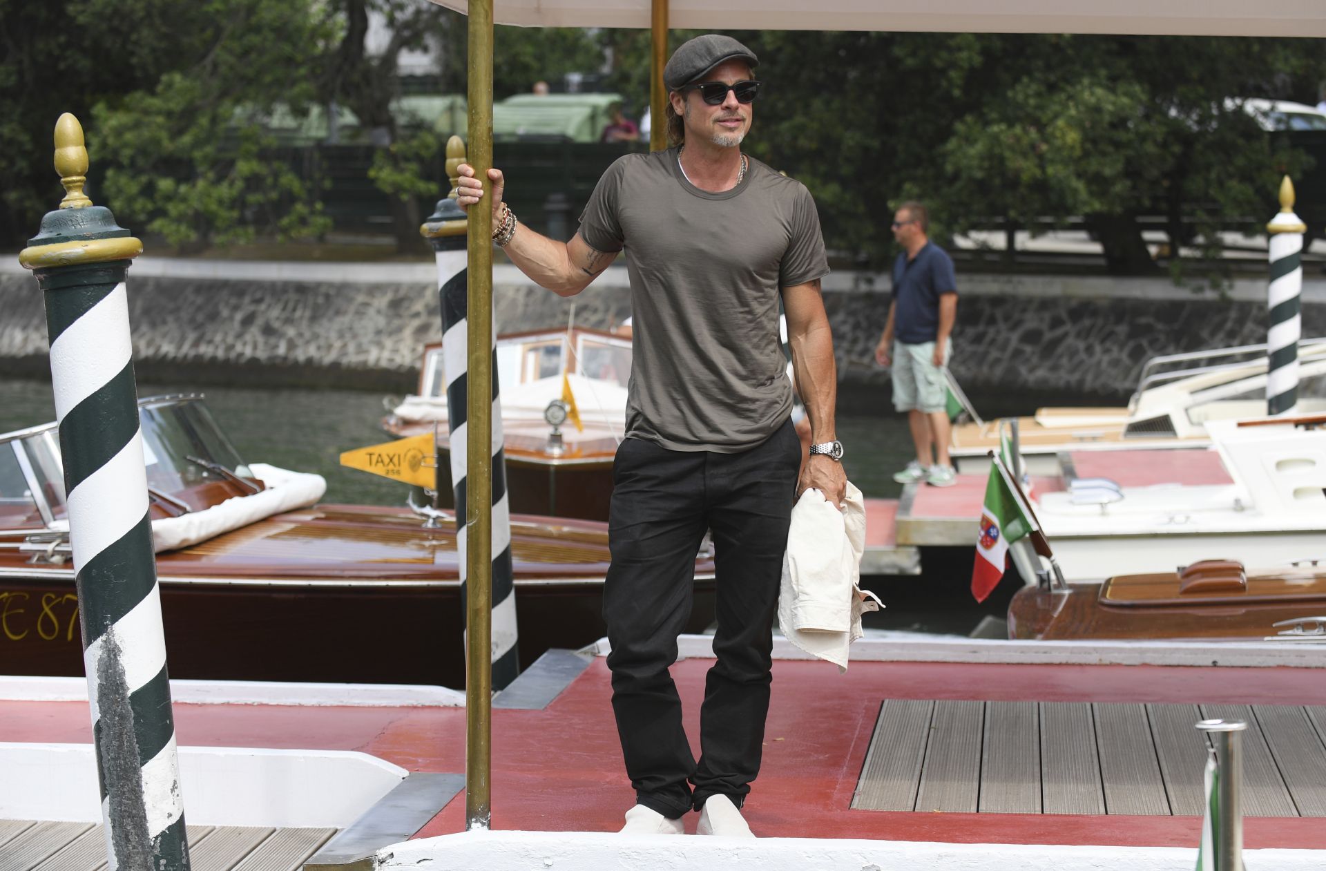 Брад Пит пристига на кинофестивала във Венеция с яхта