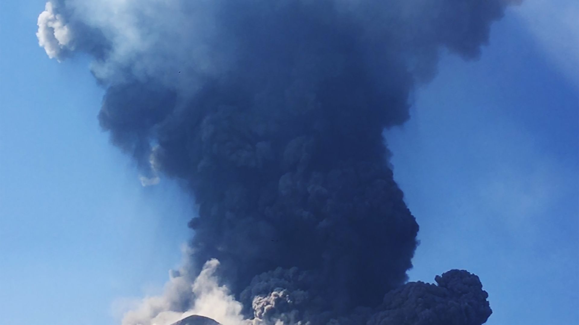 Туристи и местни жители споделиха зрелищни кадри от изригването на