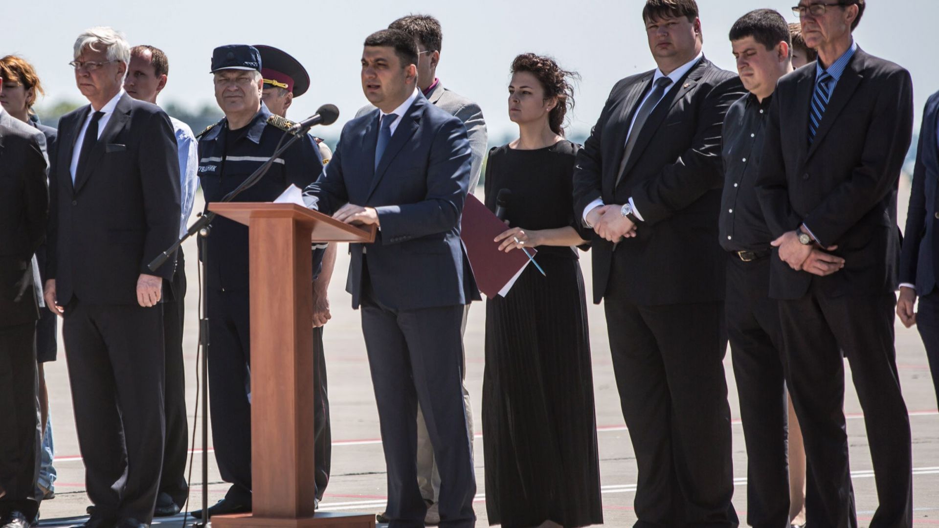 Украинският министър председател Володимир Гройсман обяви че подава оставка заедно със