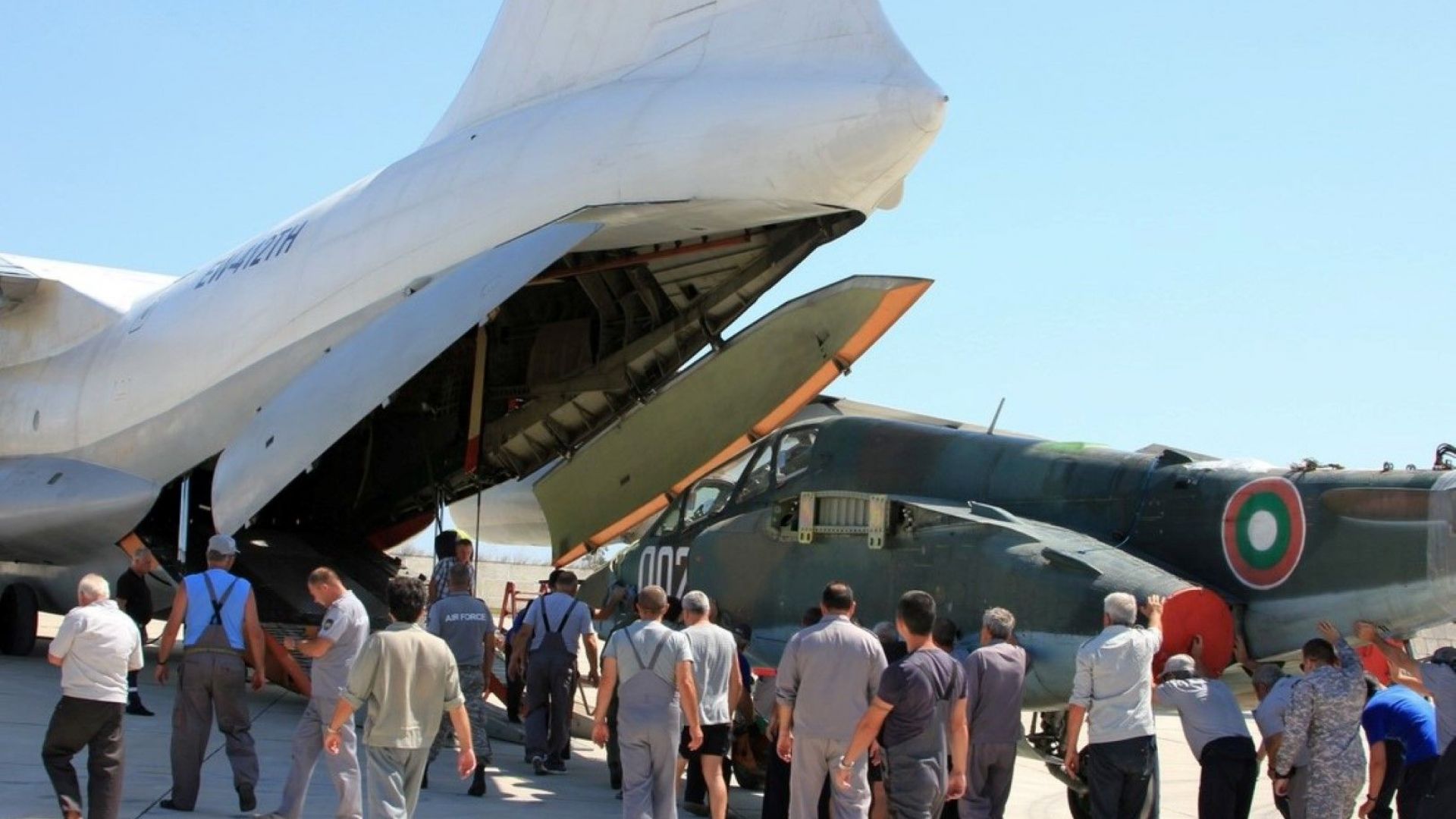 Първият от общо осем самолета Су 25 с регистрационен знак 002