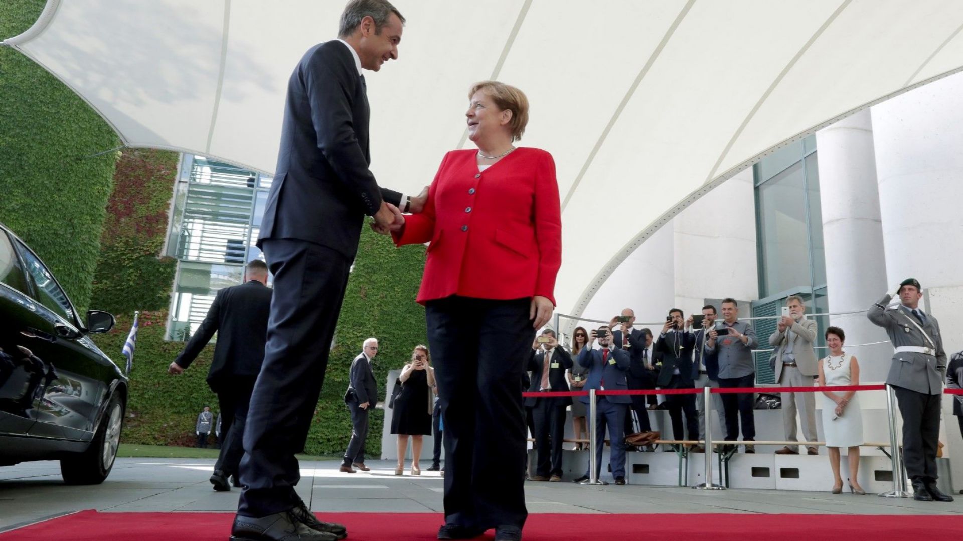 Гръцкият премиер Кириакос Мицотакис заяви днес в Берлин че иска