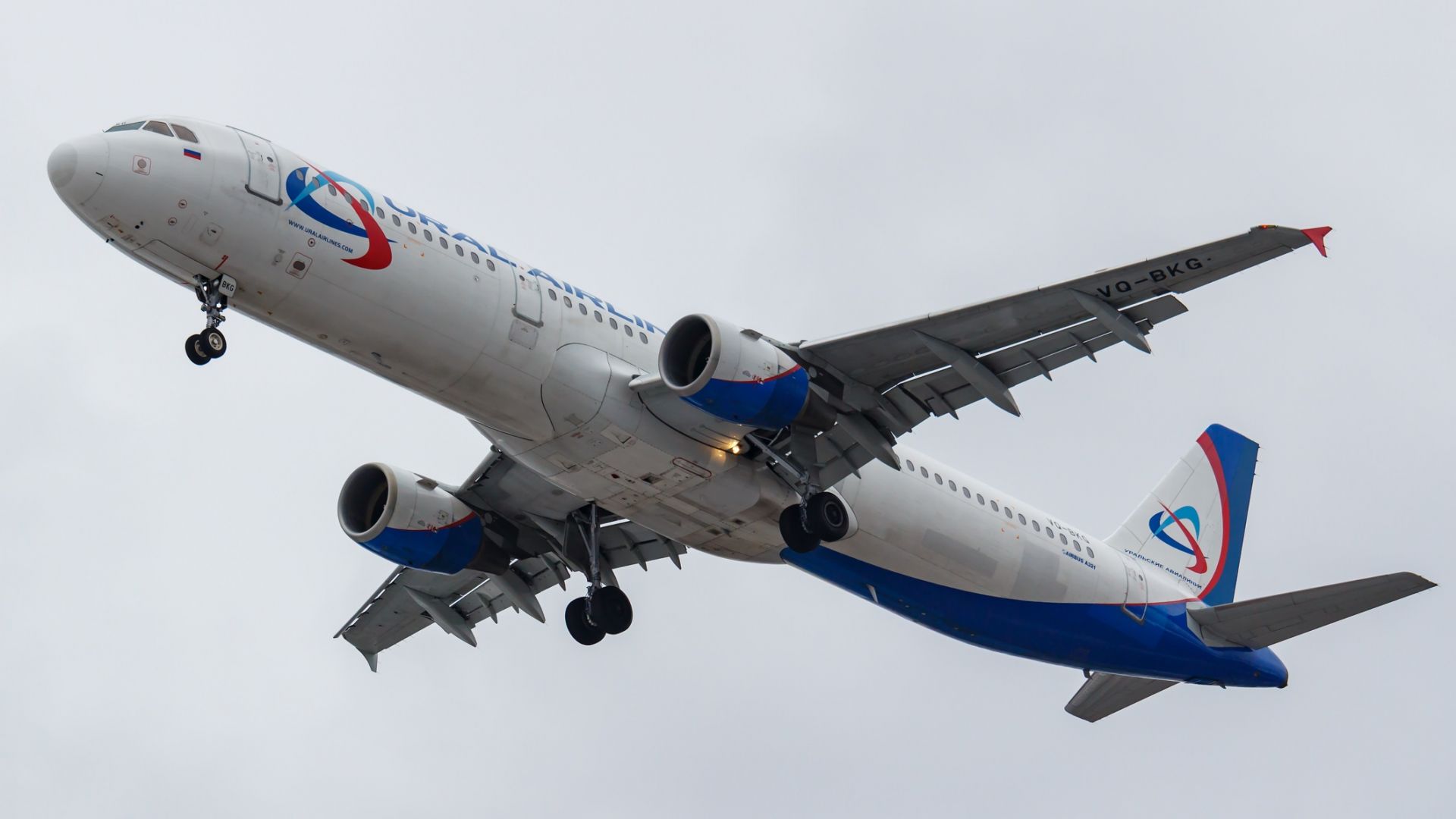 Руски пътнически самолет кацна принудително днес след сблъсък с птици