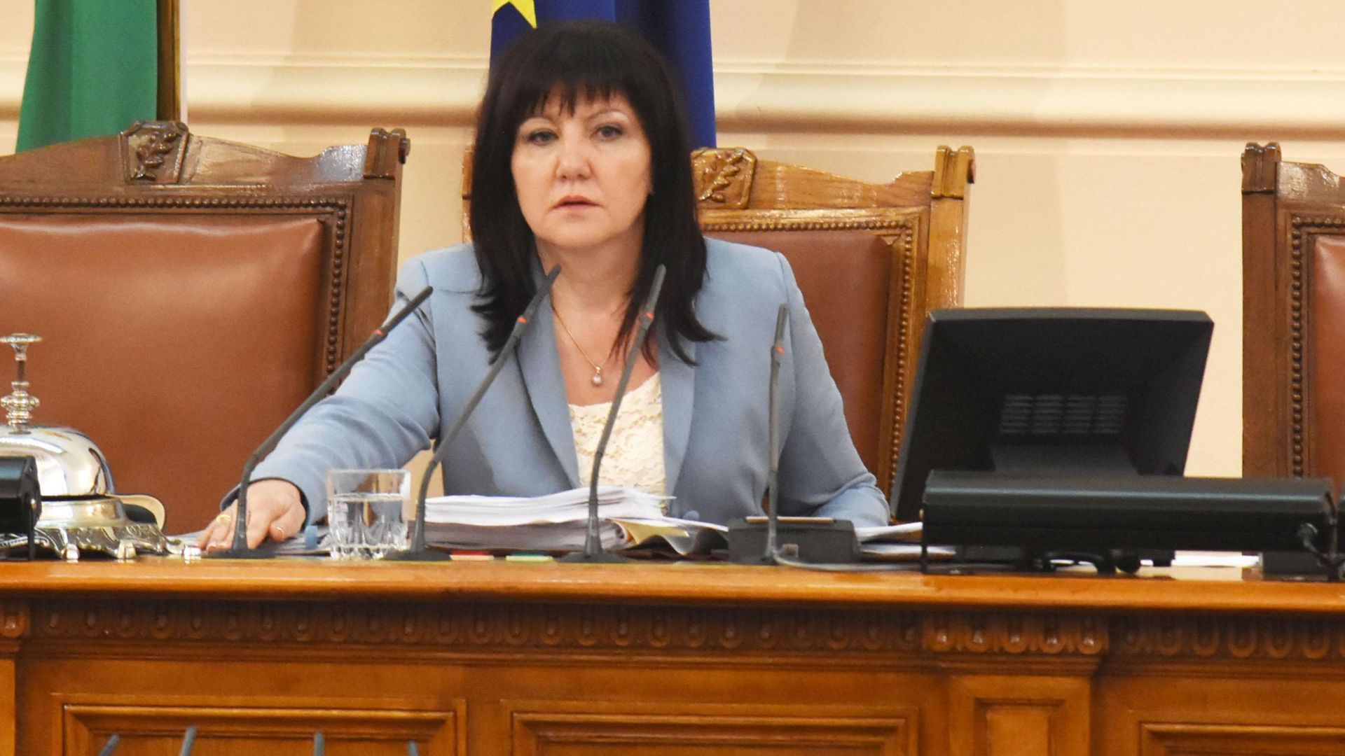 Караянчева: Валери Симеонов ще води заседания на парламента от следващата седмица 
