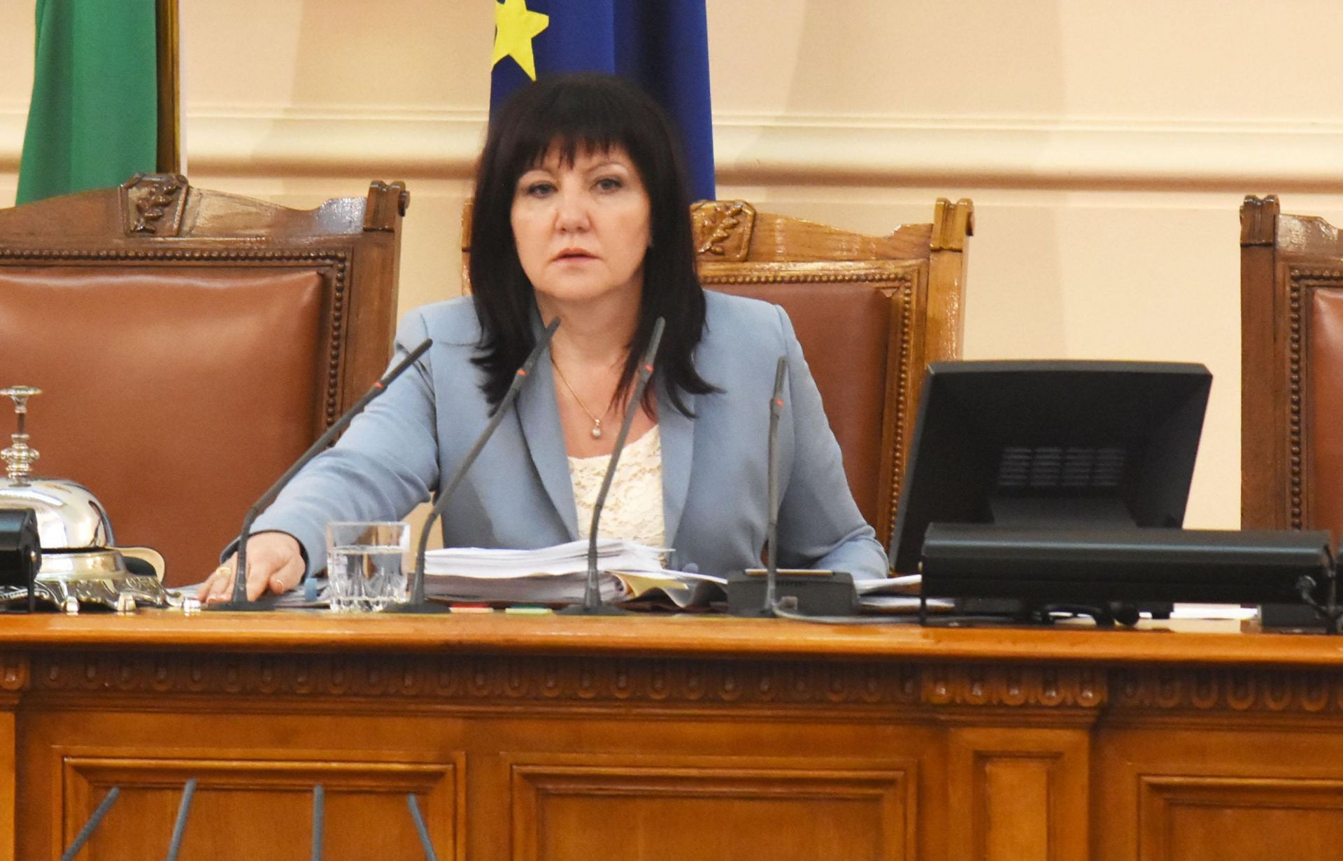 Не виждам как очернянето на парламента ще помогне на Мая Манолова в битката за кмета, заяви Цвета Караянчева