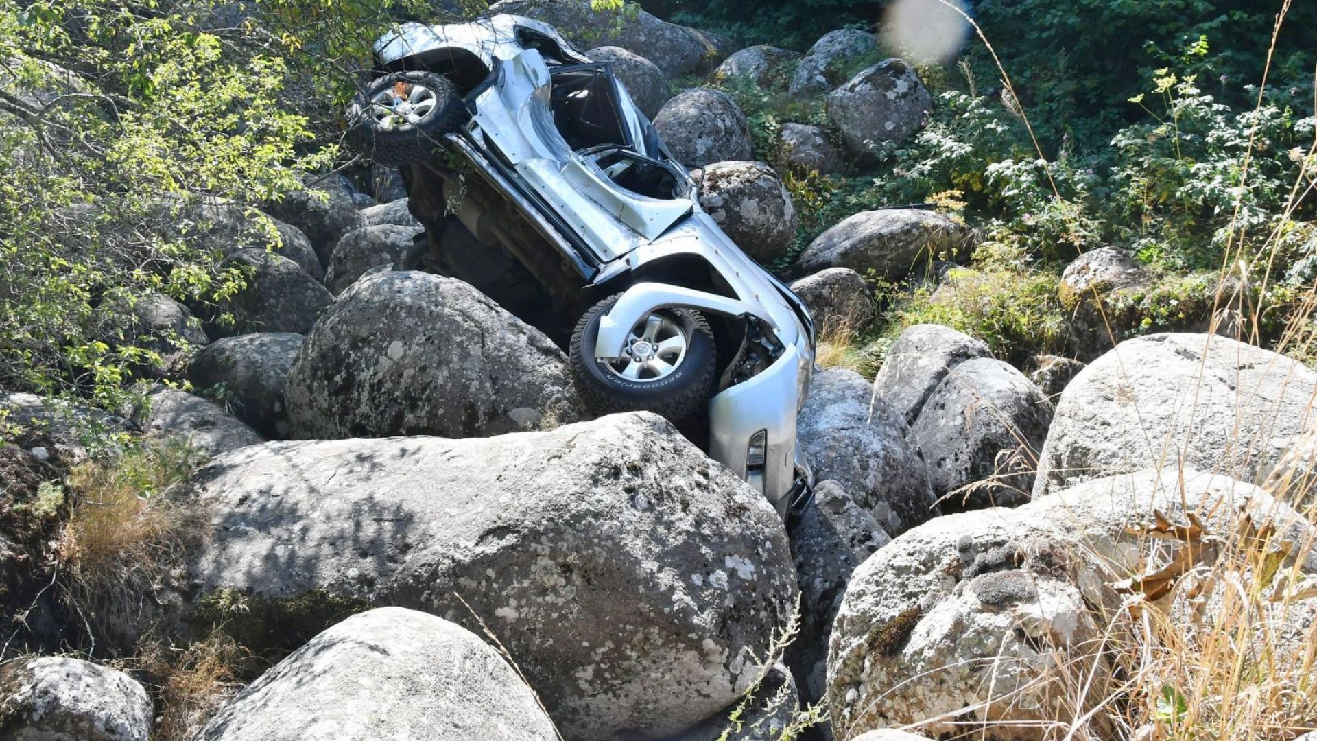 Джип Тойота паркира върху геоложкия феномен Златните мостове в Природен