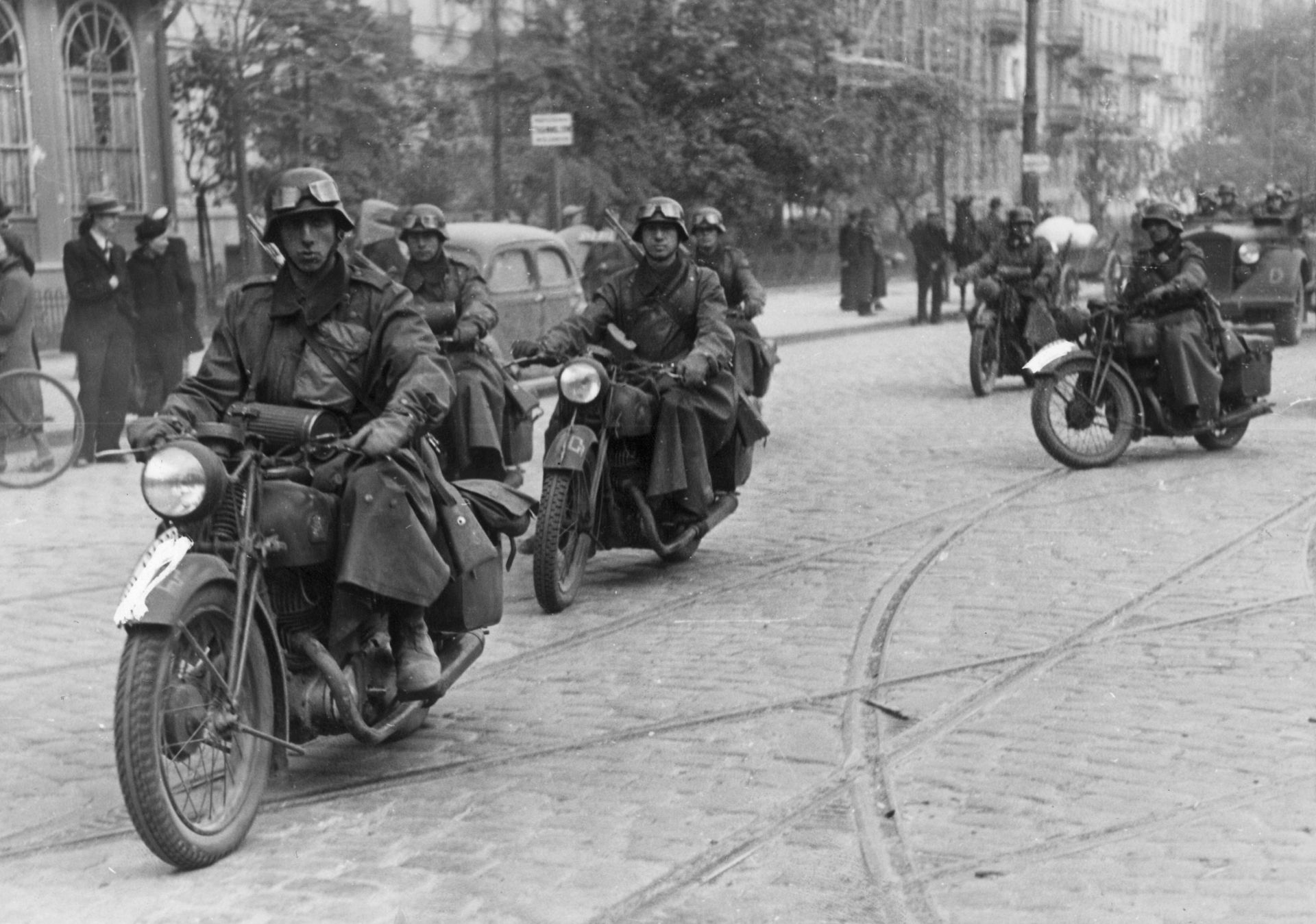 1 октомври 1939 г.: Германски мотоциклетисти по улиците на Варшава