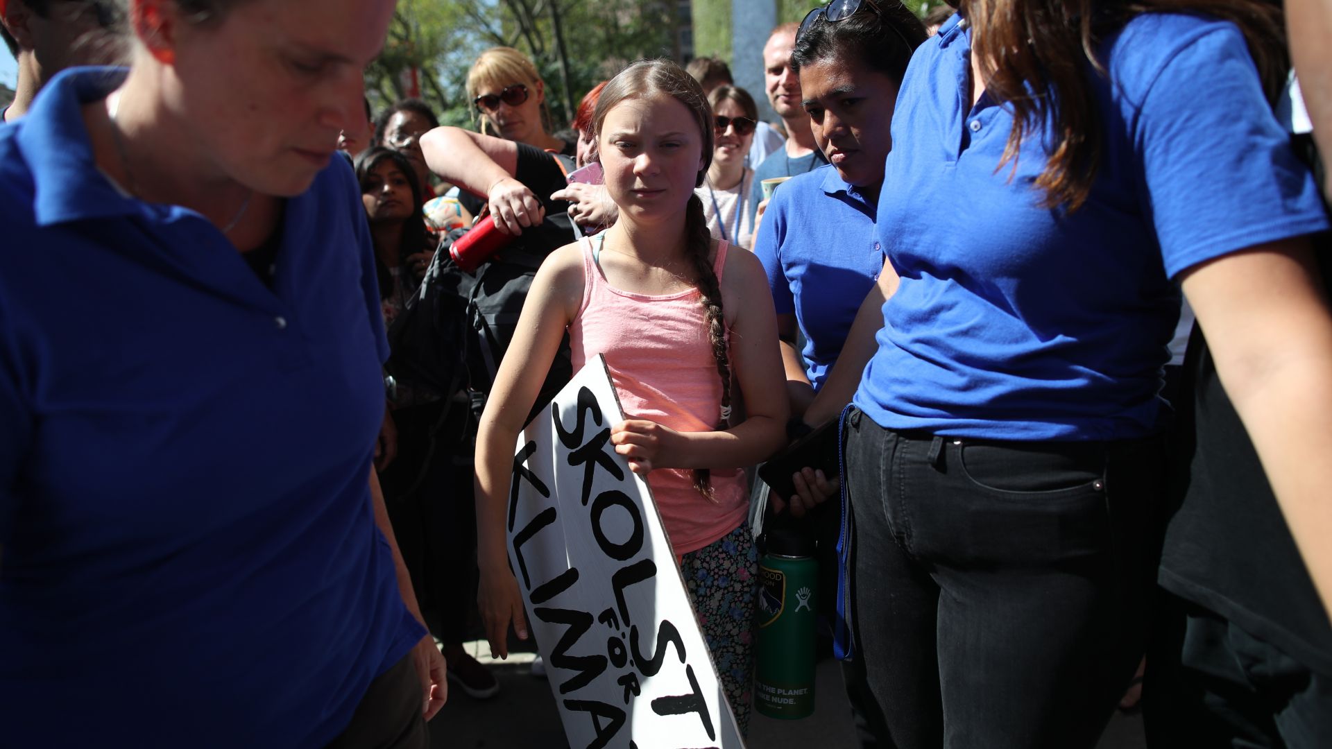 Шведската тийнейджърка и природозащитничка Грета Тунберг оглави протестно шествие днес