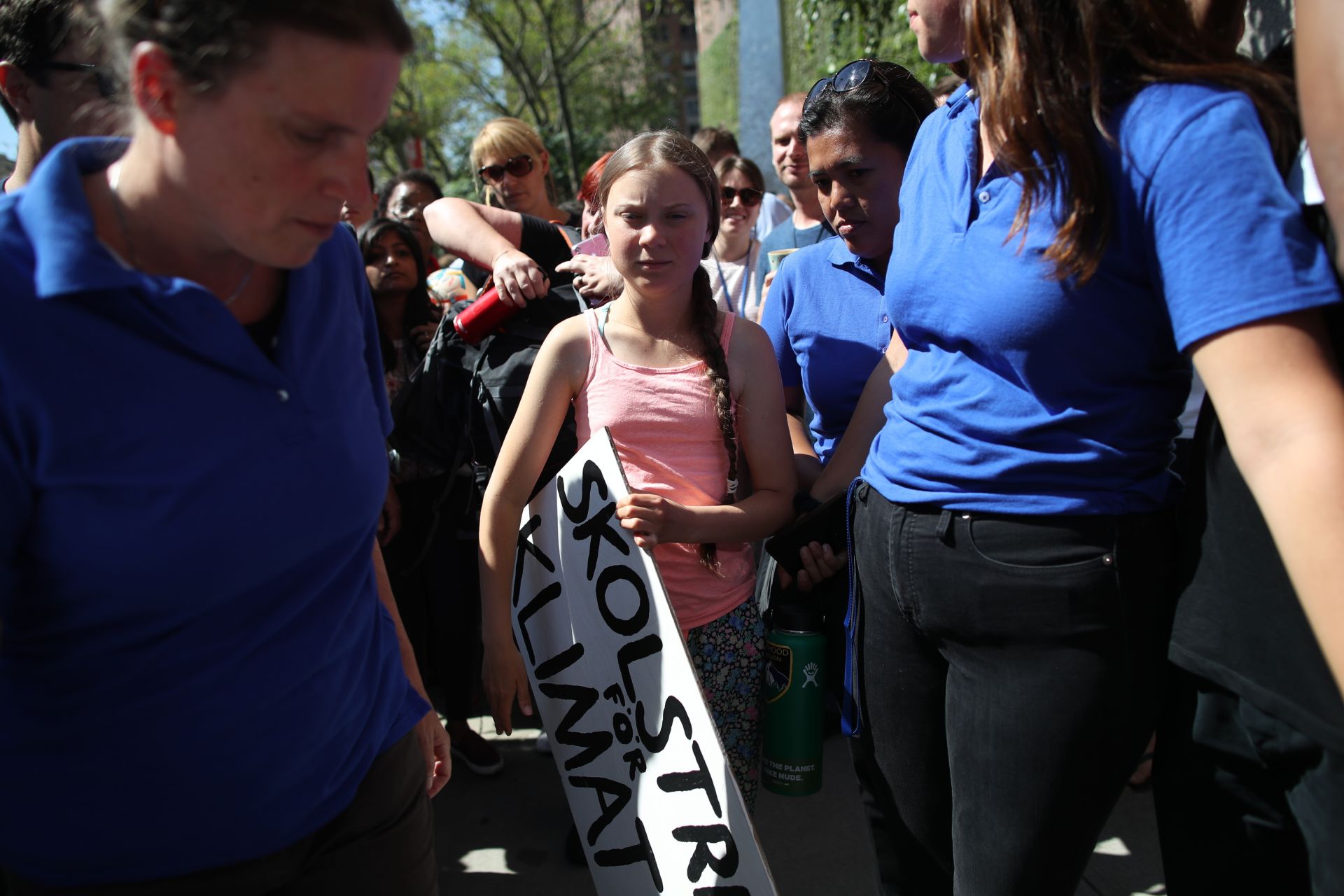 Шведската тийнейджърка и природозащитничка Грета Тунберг оглави протестно шествие днес в Ню Йорк
