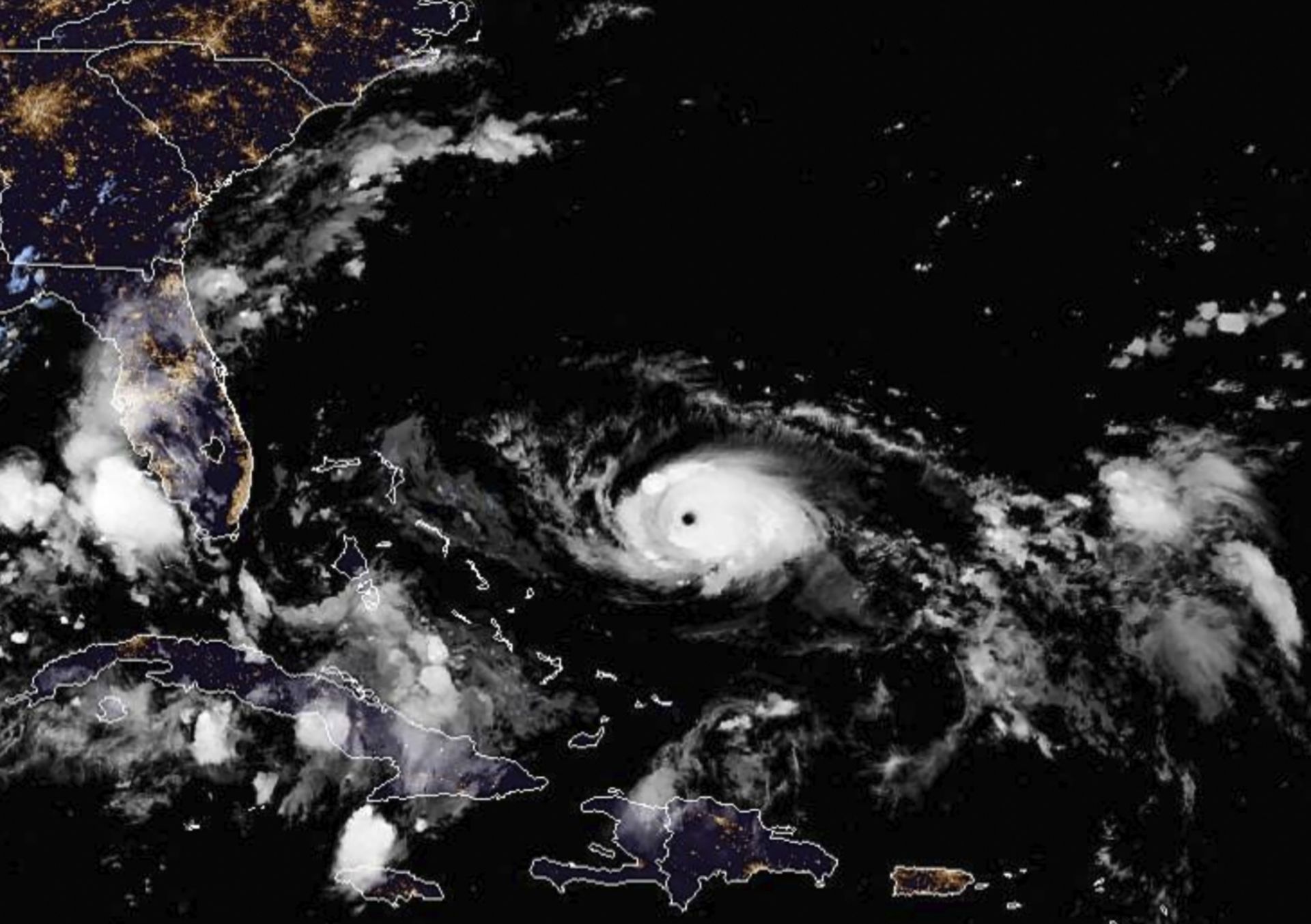 Сателитна снимка на урагана Дориан