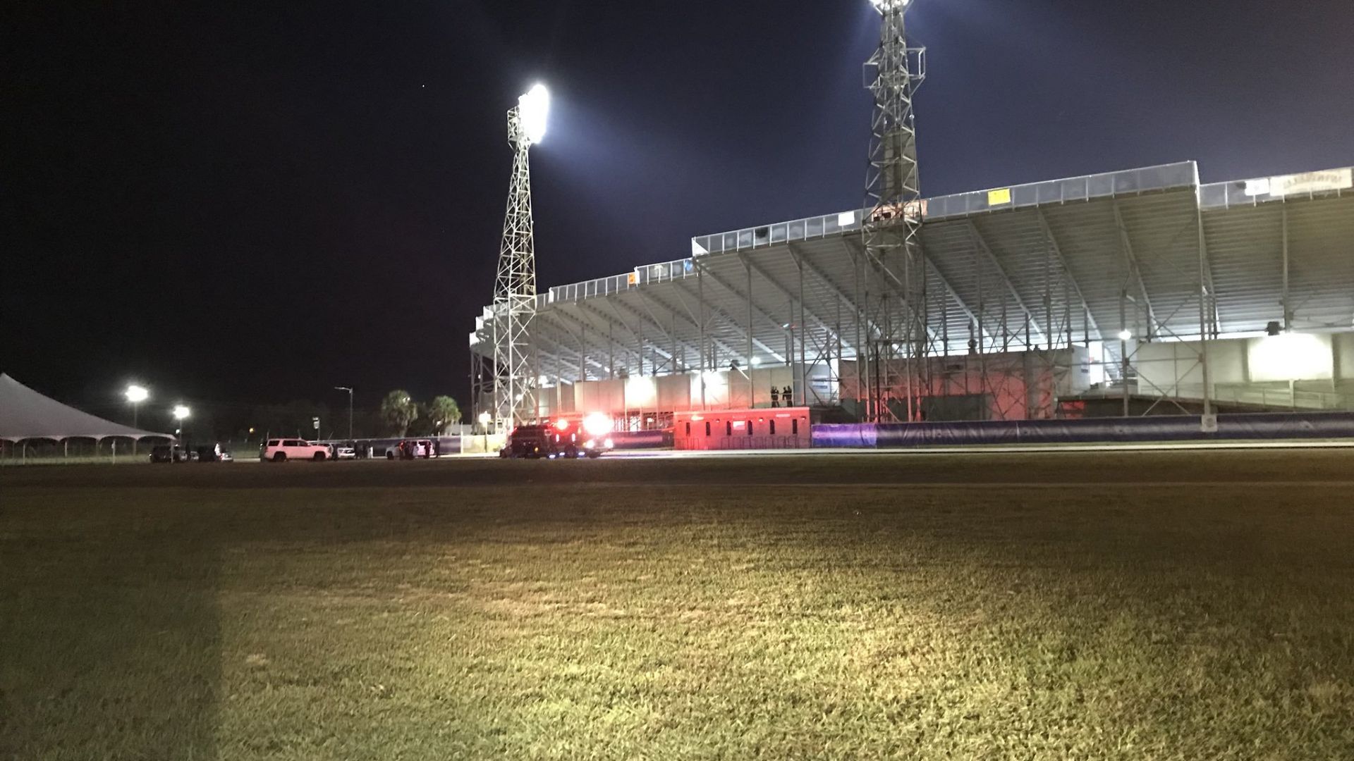 Най-малко 10 души са били ранени при стрелба на стадион