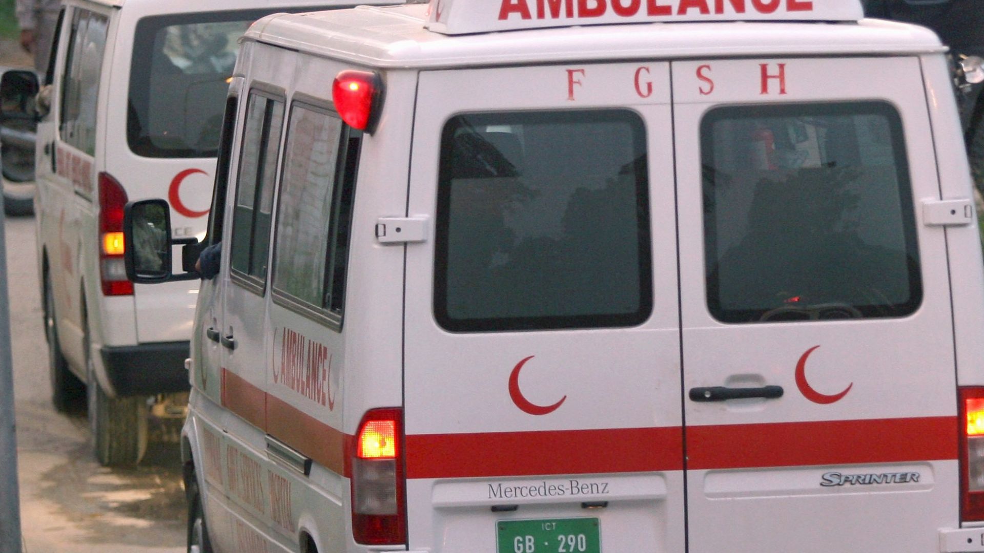 Най малко 24 човека включително 11 деца загинаха след като пикап