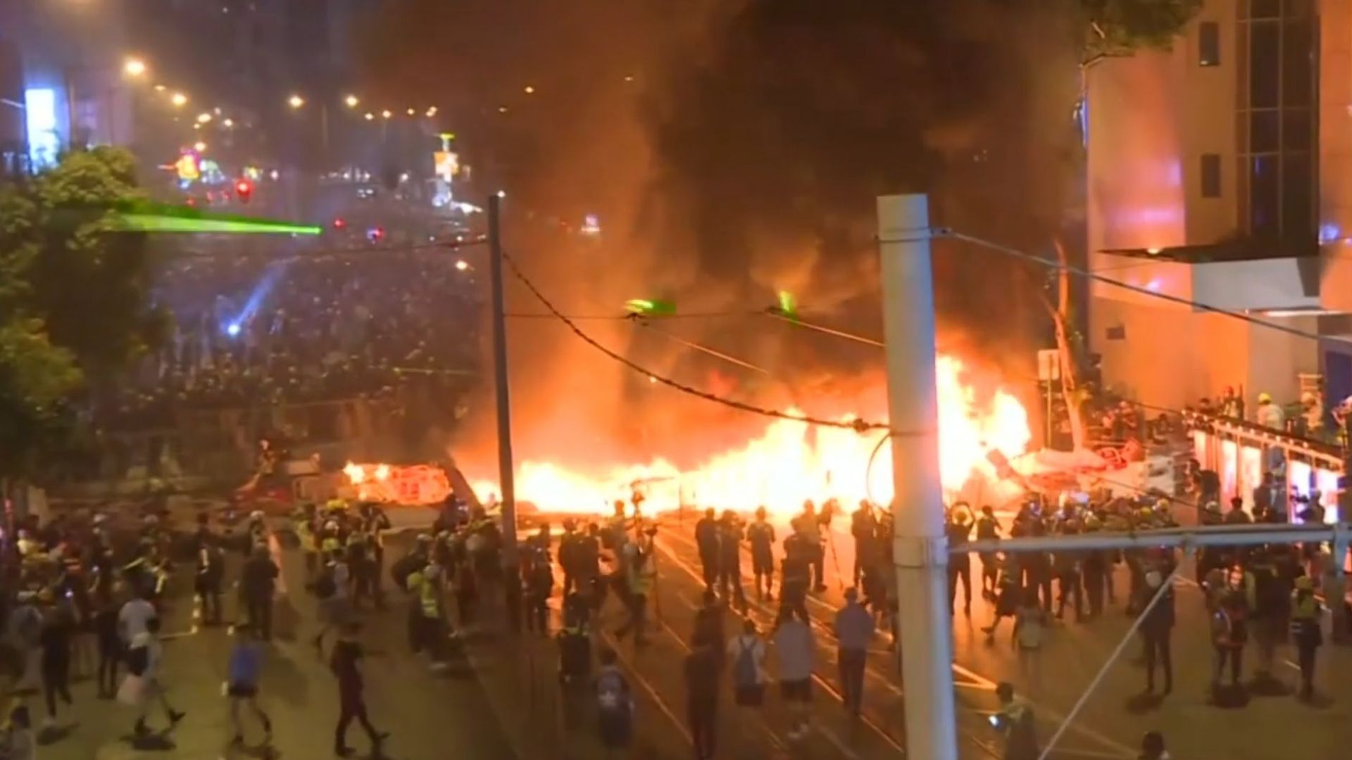 Тежки сблъсъци в Хонконг Протестиращи проникнаха през барикадите издигнати от