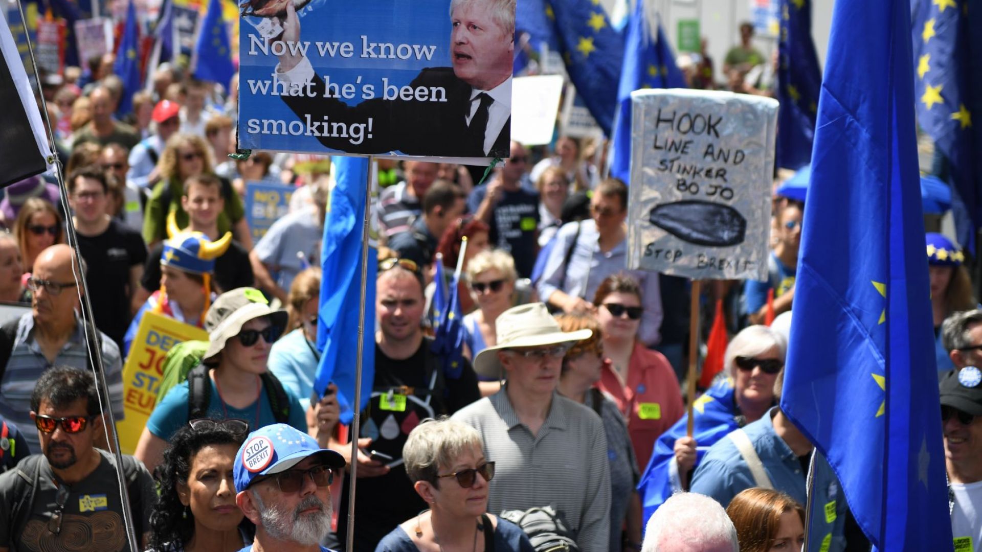 Много хора започнаха да излизат в Лондон и други градове